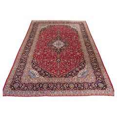 Tapis Kashan vintage au design classique et de belle couleur.  Vers 1950.