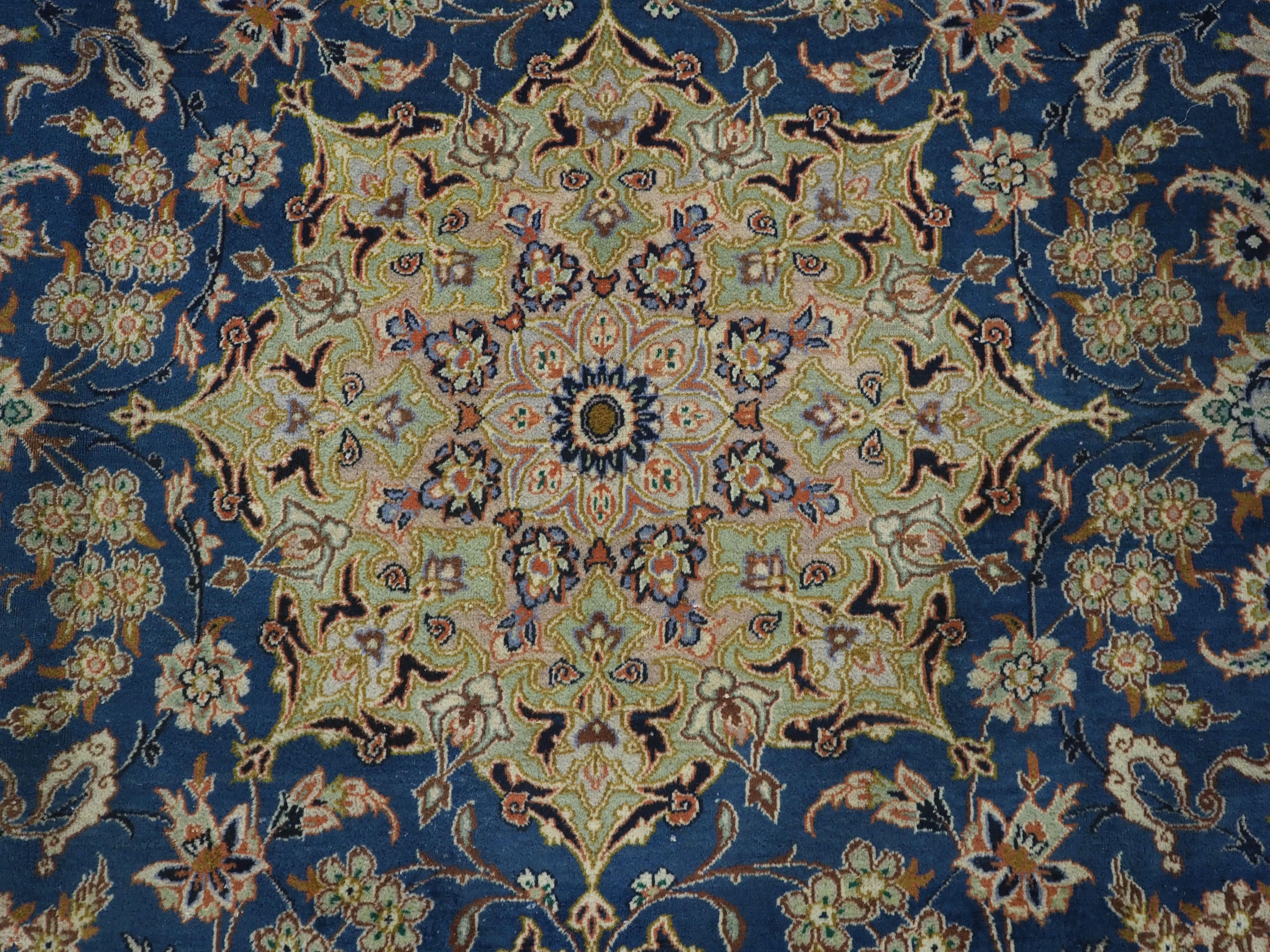 Vintage  Alfombra Kashan tradicional  diseño en una habitación de gran tamaño. en venta 4