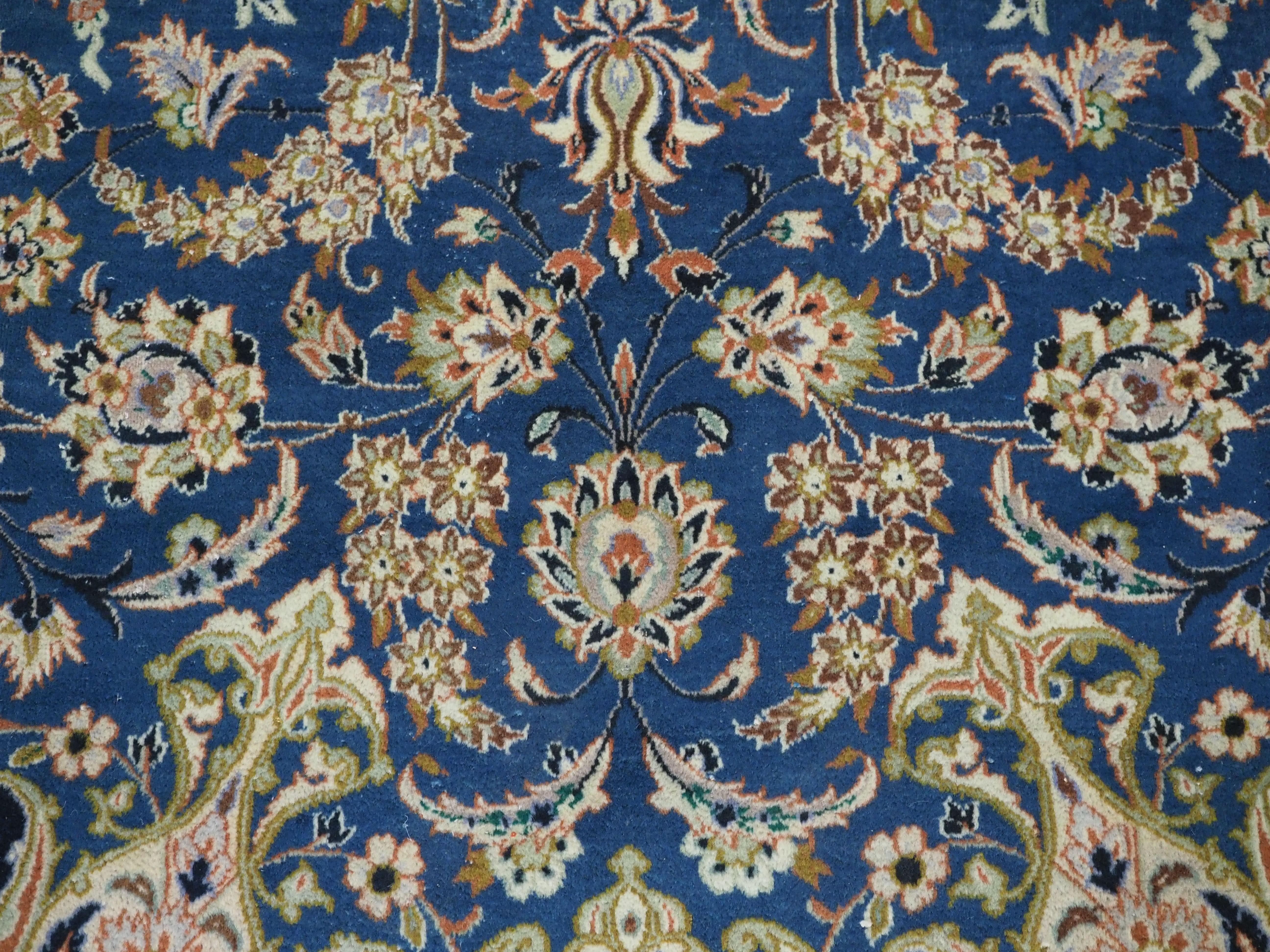 Vintage  Kashan carpet of traditional  design in a large room size. For Sale 6