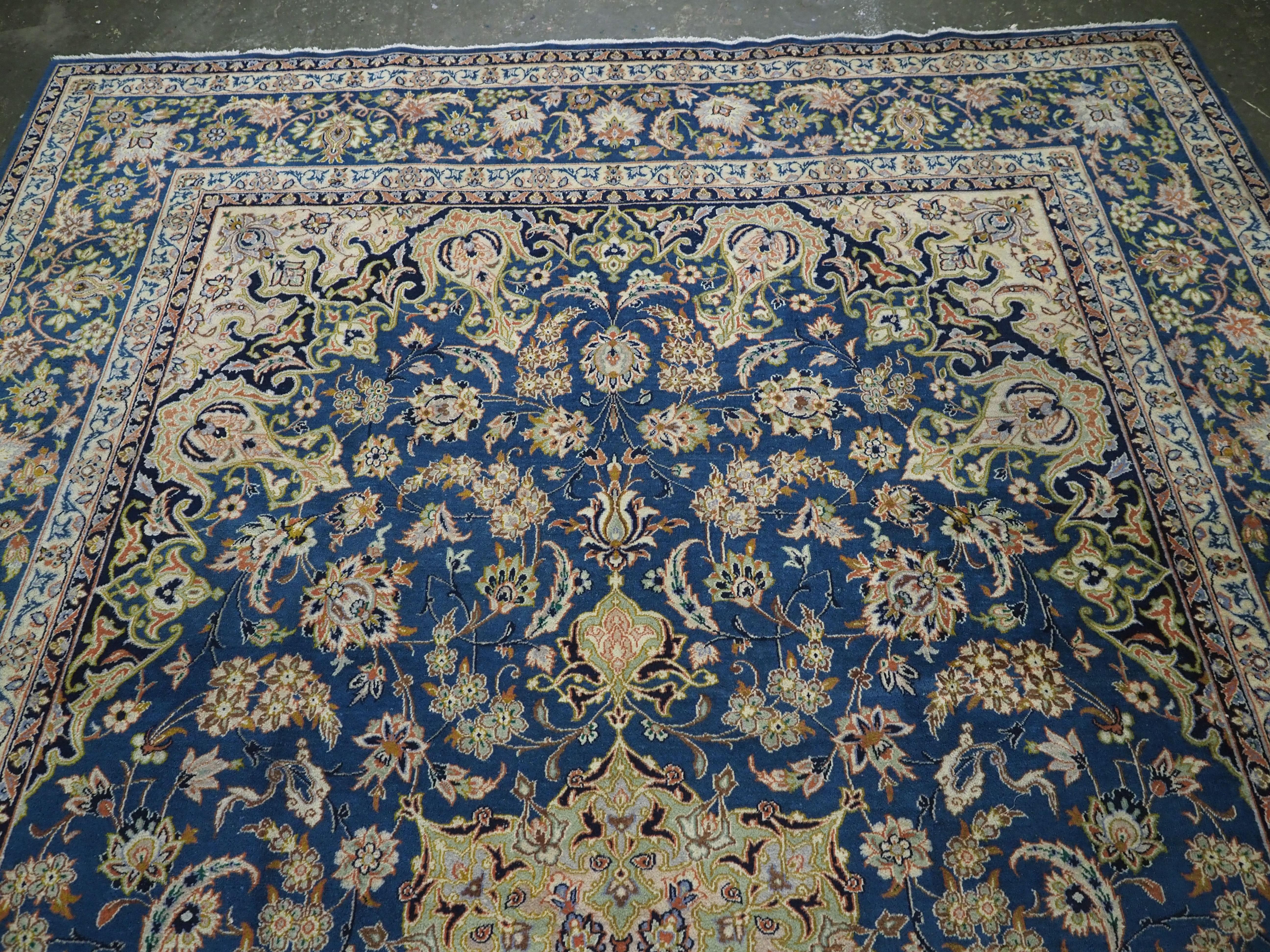 Vintage  Alfombra Kashan tradicional  diseño en una habitación de gran tamaño. Asiático en venta