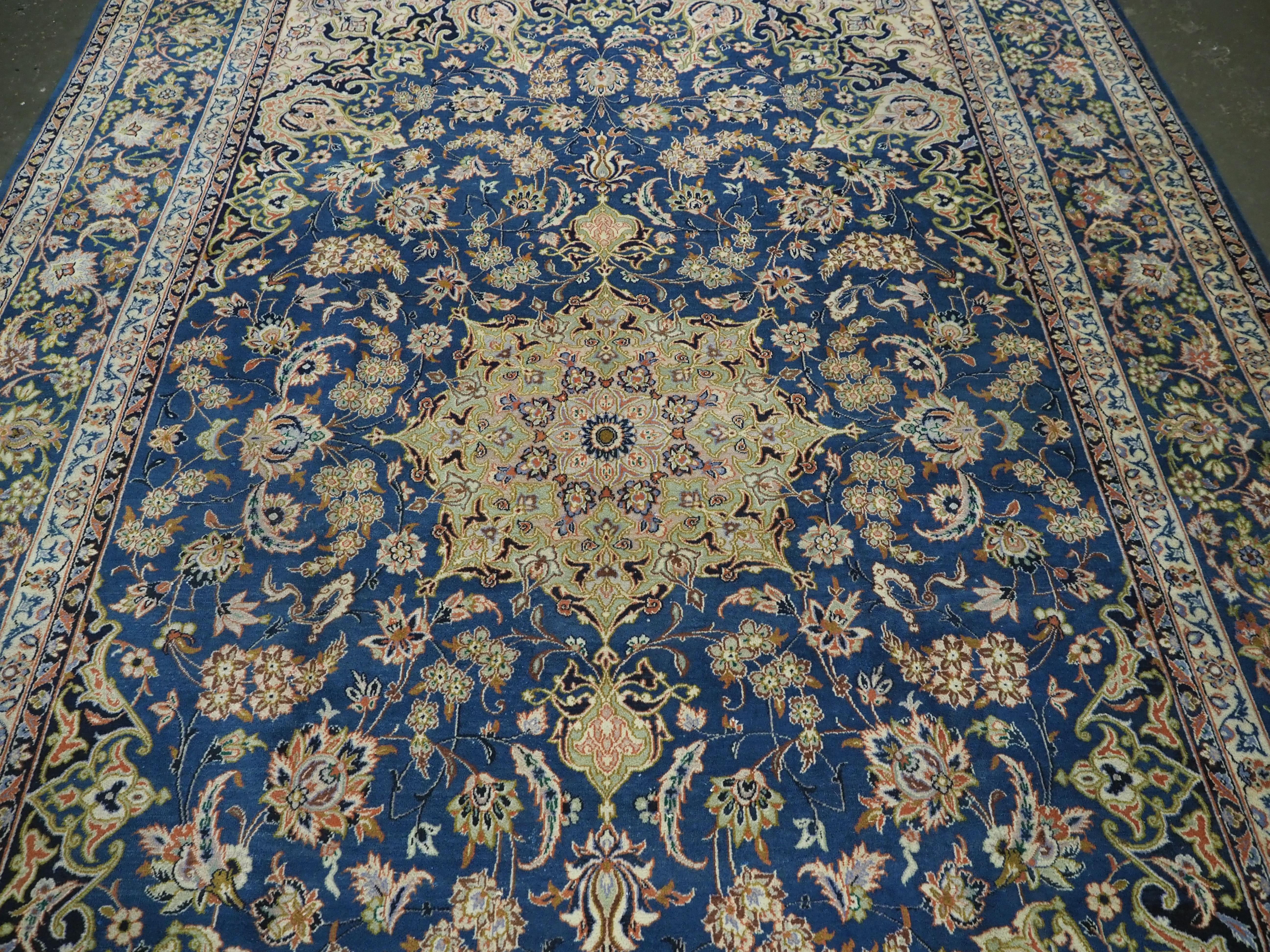 Vintage  Kashan carpet of traditional  design in a large room size. In Good Condition For Sale In Moreton-In-Marsh, GB