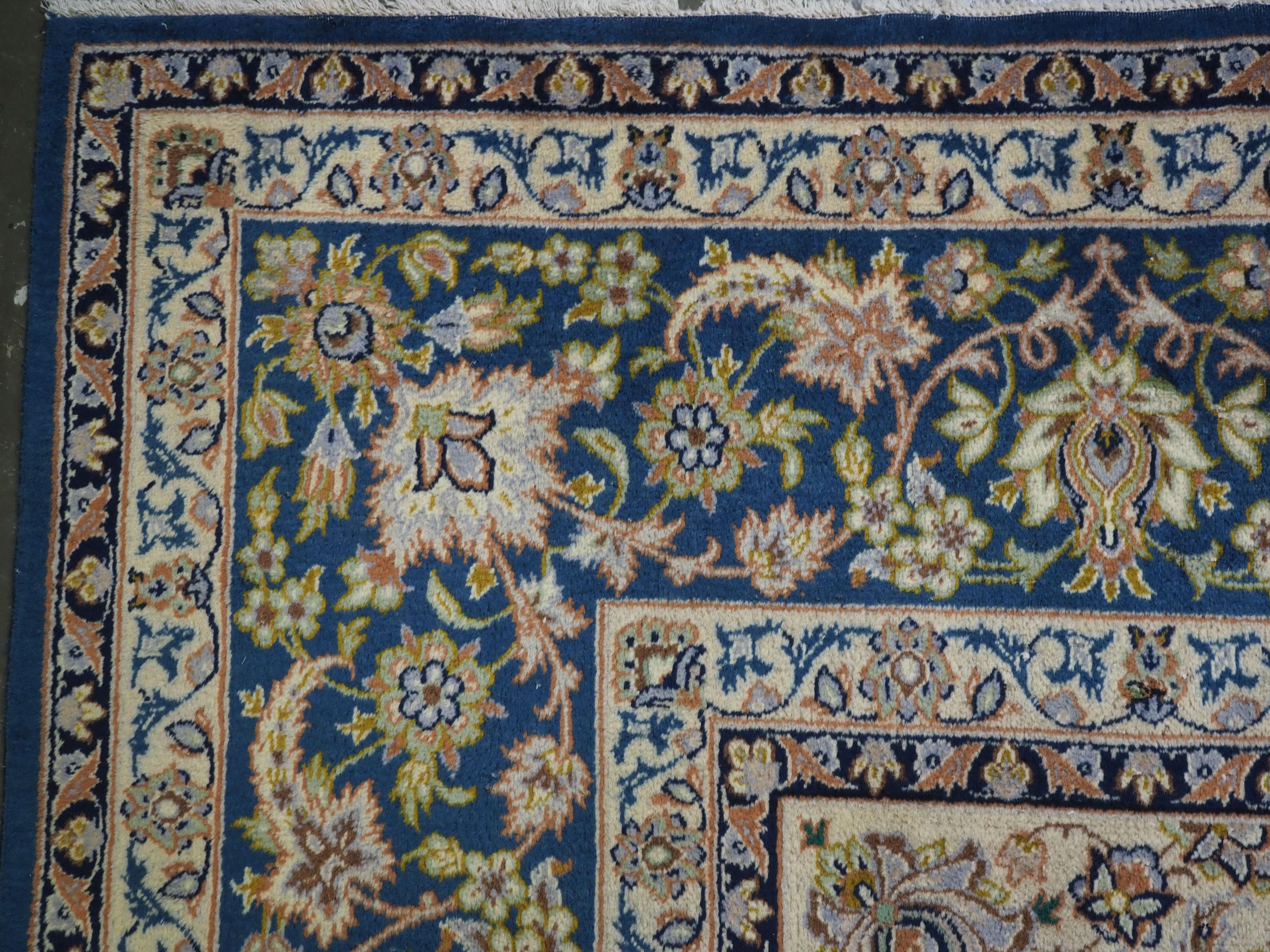 Vintage  Alfombra Kashan tradicional  diseño en una habitación de gran tamaño. Lana en venta