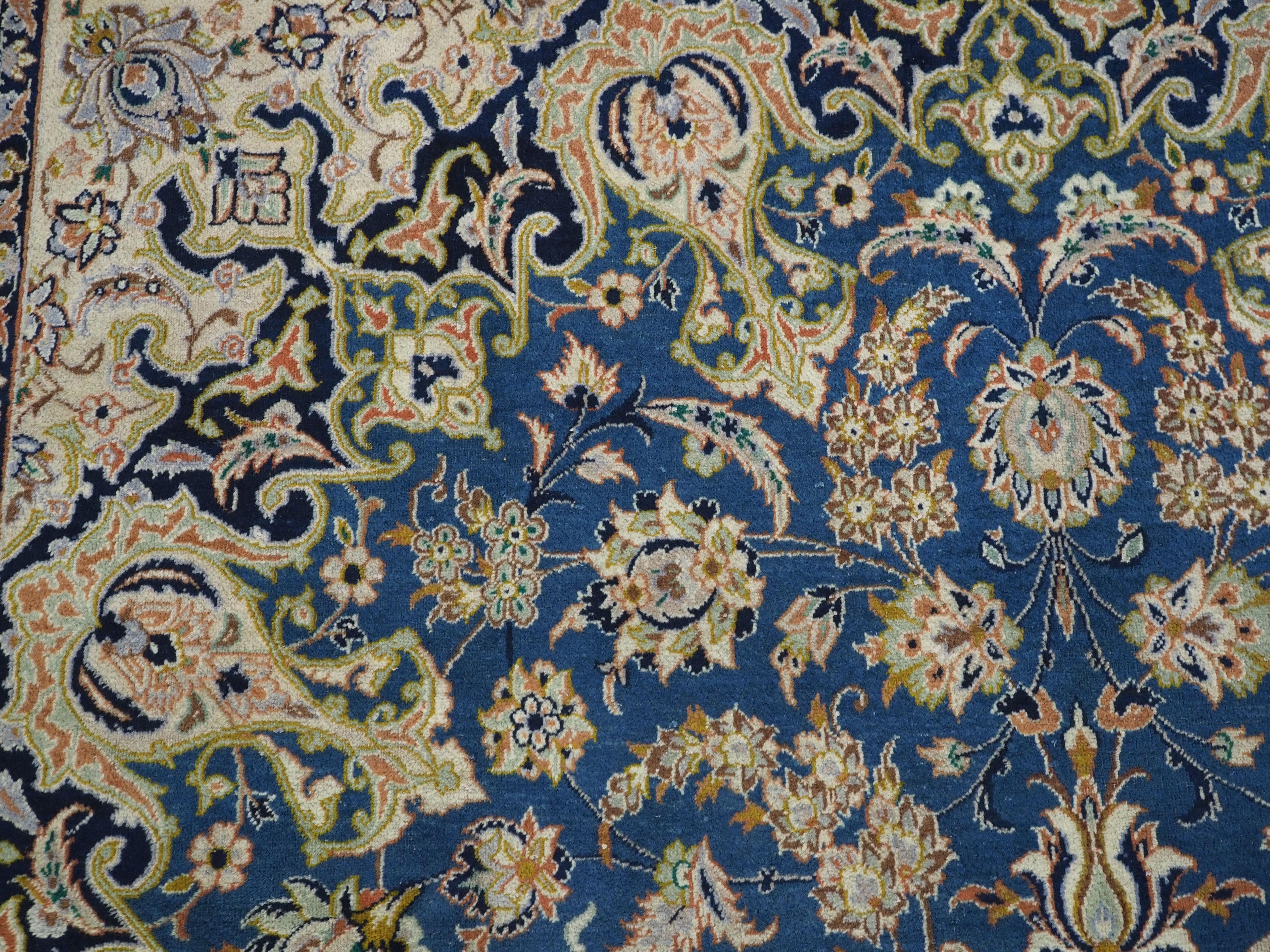 Vintage  Alfombra Kashan tradicional  diseño en una habitación de gran tamaño. en venta 2