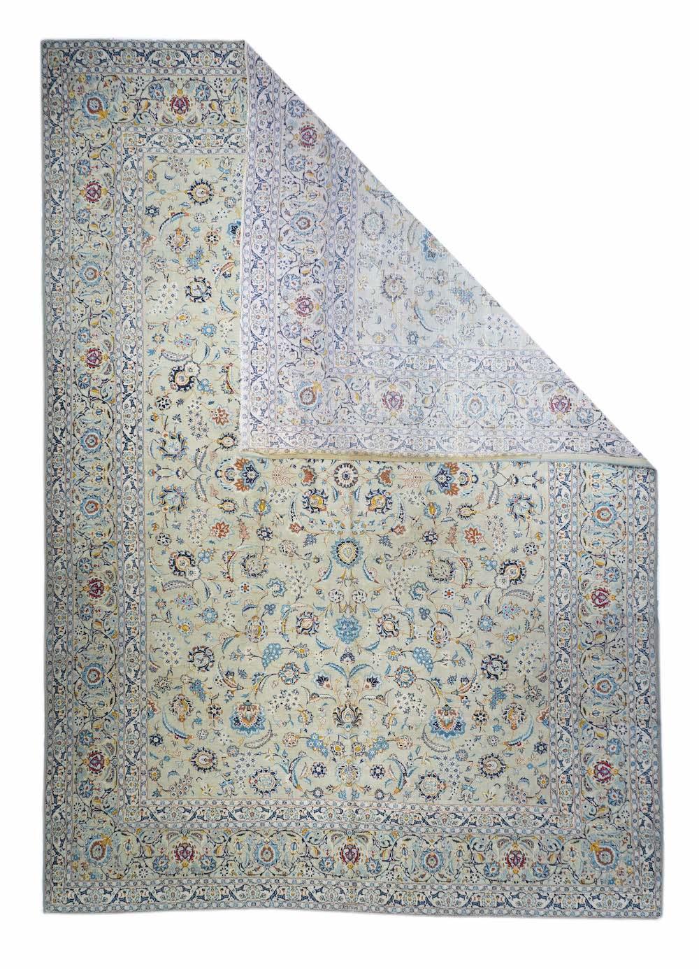 Vintage Kashan Teppich 10'8'' x 15'3''. Dieser fein geknüpfte zentralpersische Stadtteppich hat erfolgreich die Isfahan-Farbpalette von hellerem Blau, Creme, Beige und Stroh aufgegriffen und auch den im Wesentlichen allover-Look von kleinen