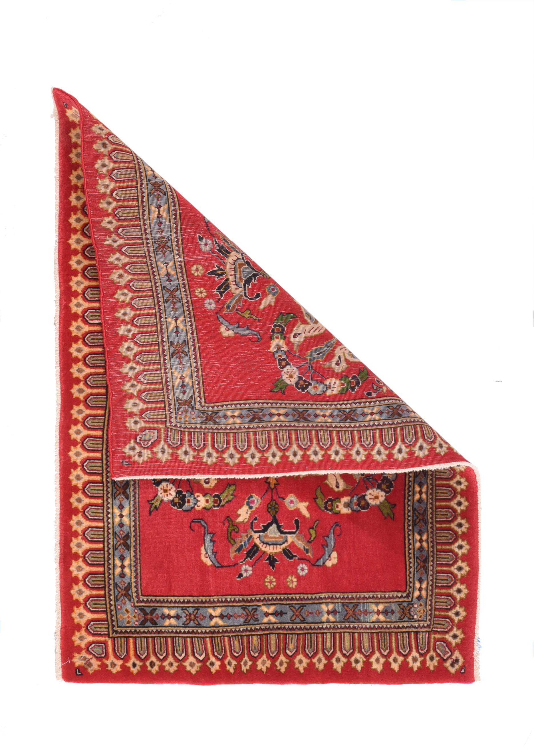 Vintage Persisch Kashan Teppich 2'2'' x 3'. Dies ist das Paar zu unserer Nr. 1080. Das rubinrote Feld zeigt acht ecrufarbene Vögel, die paarweise um ein hellblaues, unregelmäßig zugespitztes Oktogramm-Medaillon gruppiert sind, mit Blütentrauben an