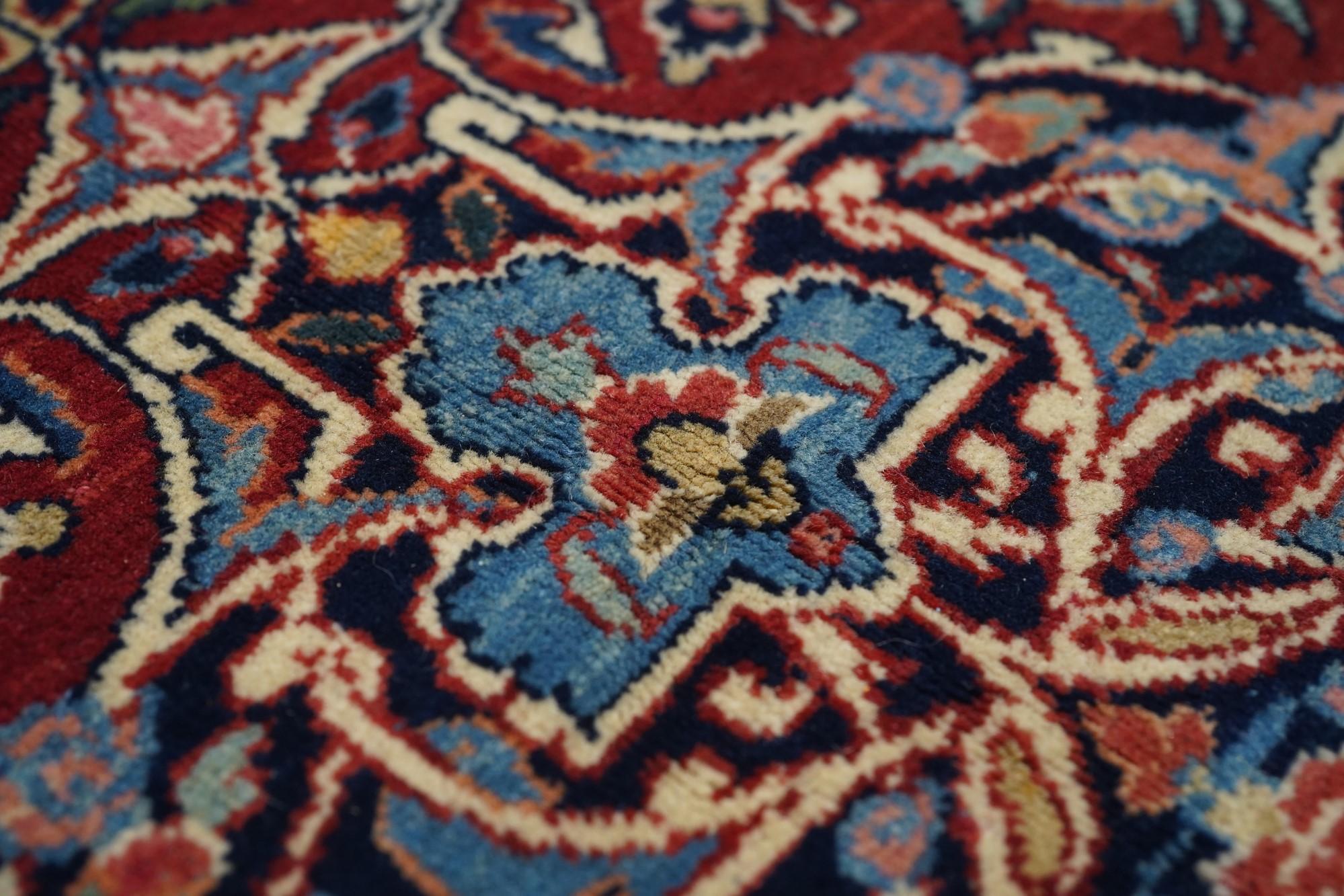 Persischer Kashan-Teppich im Vintage-Stil, 4'4'' x 6'6'' (Wolle) im Angebot