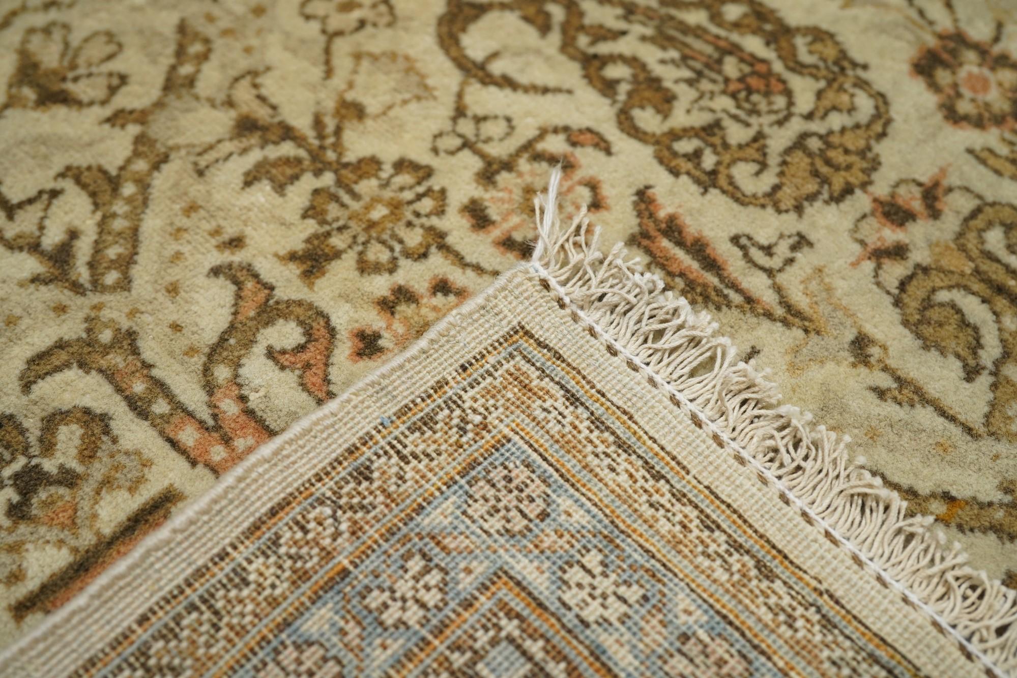 Persischer Kashan-Teppich im Vintage-Stil, 4'4'' x 6'9'' im Angebot 4