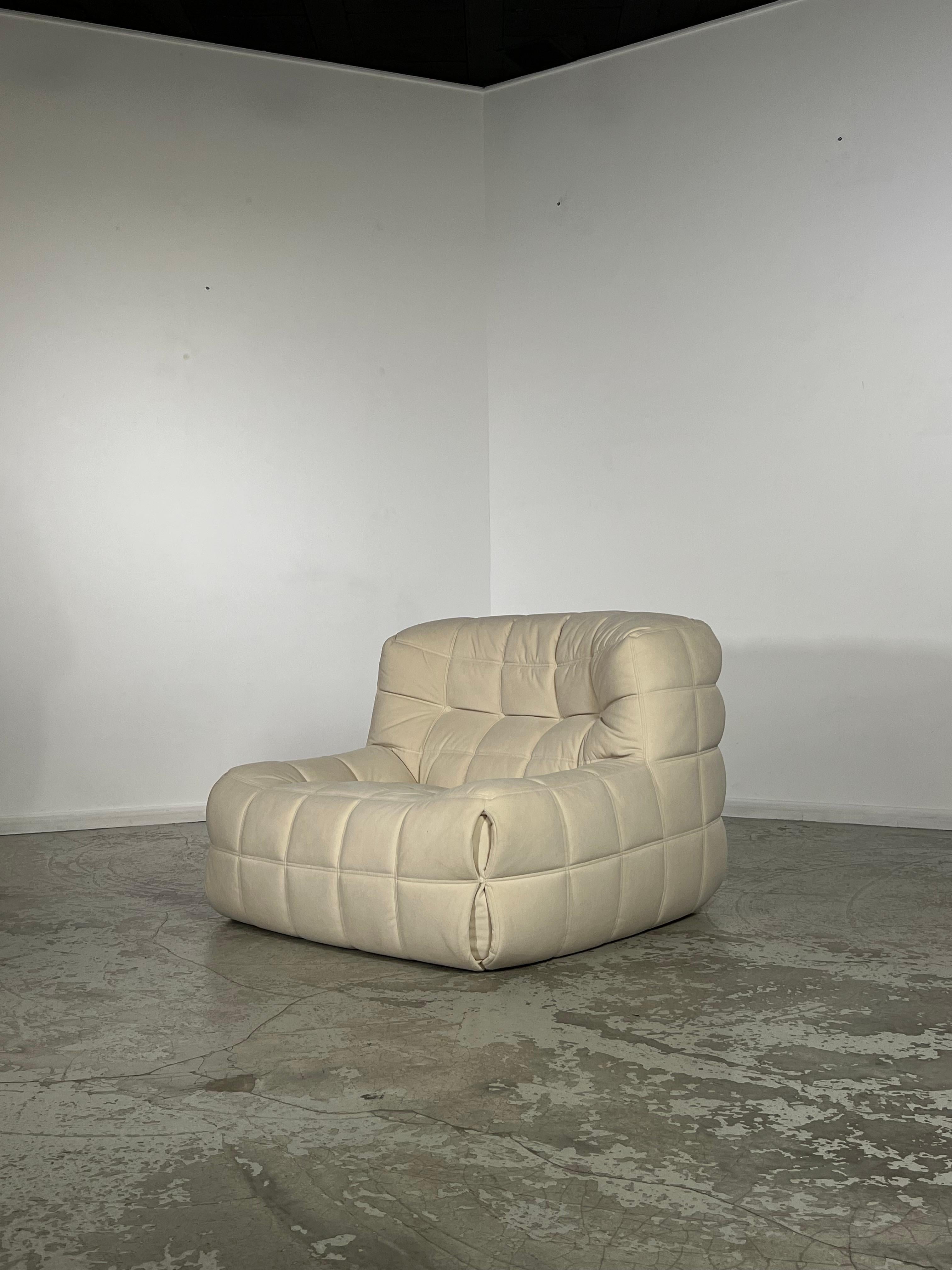 This armchair was designed by Michel Ducaroy for Ligne Roset in the 1970s. Ducaroy will propose several variations of this piece: sofa (2 or 3 seats), corner sofa or pouf. This range will be proposed shortly after the iconic Togo, following its line