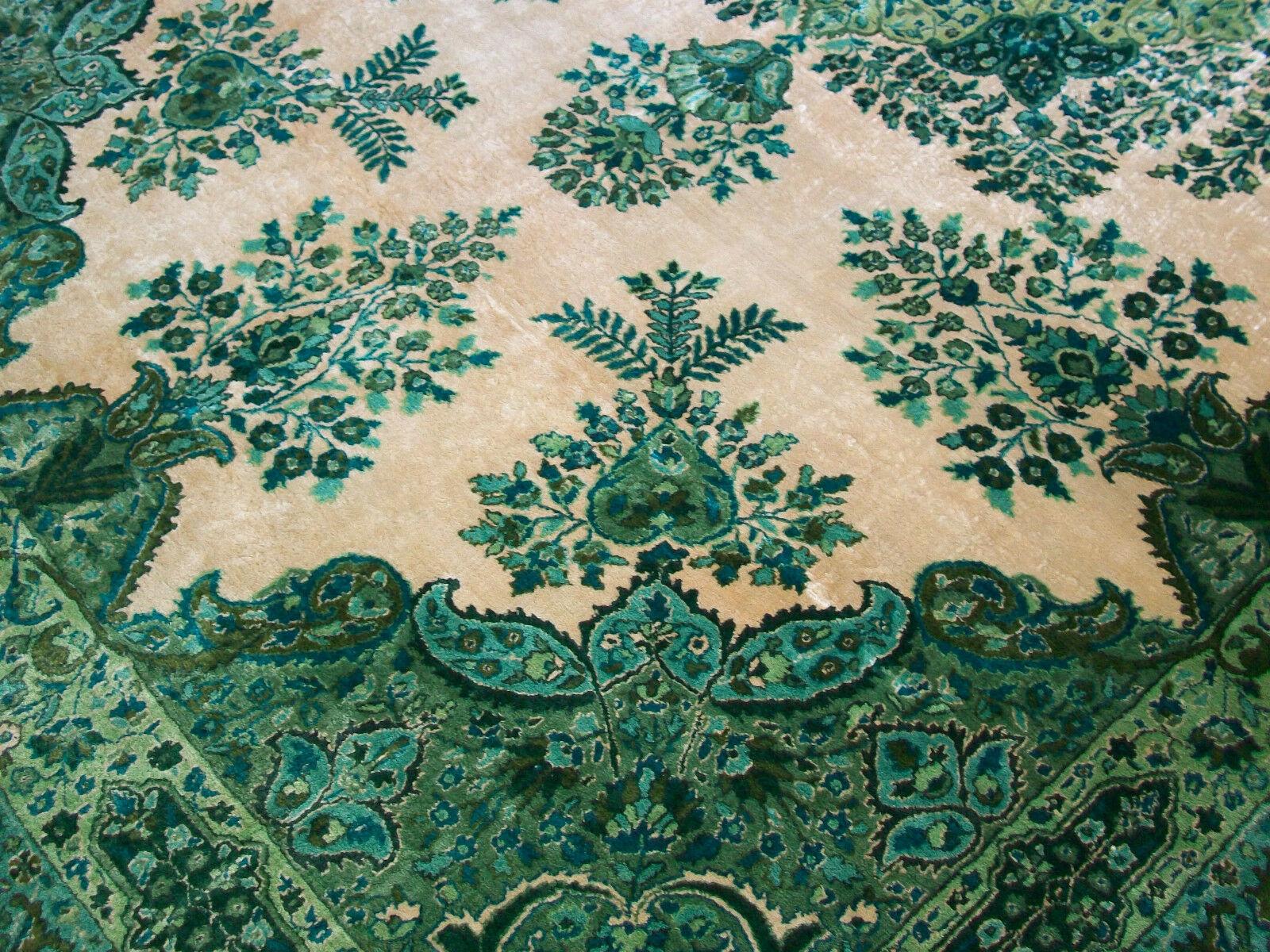 Vintage Kashmir-Teppich aus Kaschmir mit handgewebtem Seidenflor, Mitte des 20. Jahrhunderts im Zustand „Gut“ im Angebot in Chatham, ON