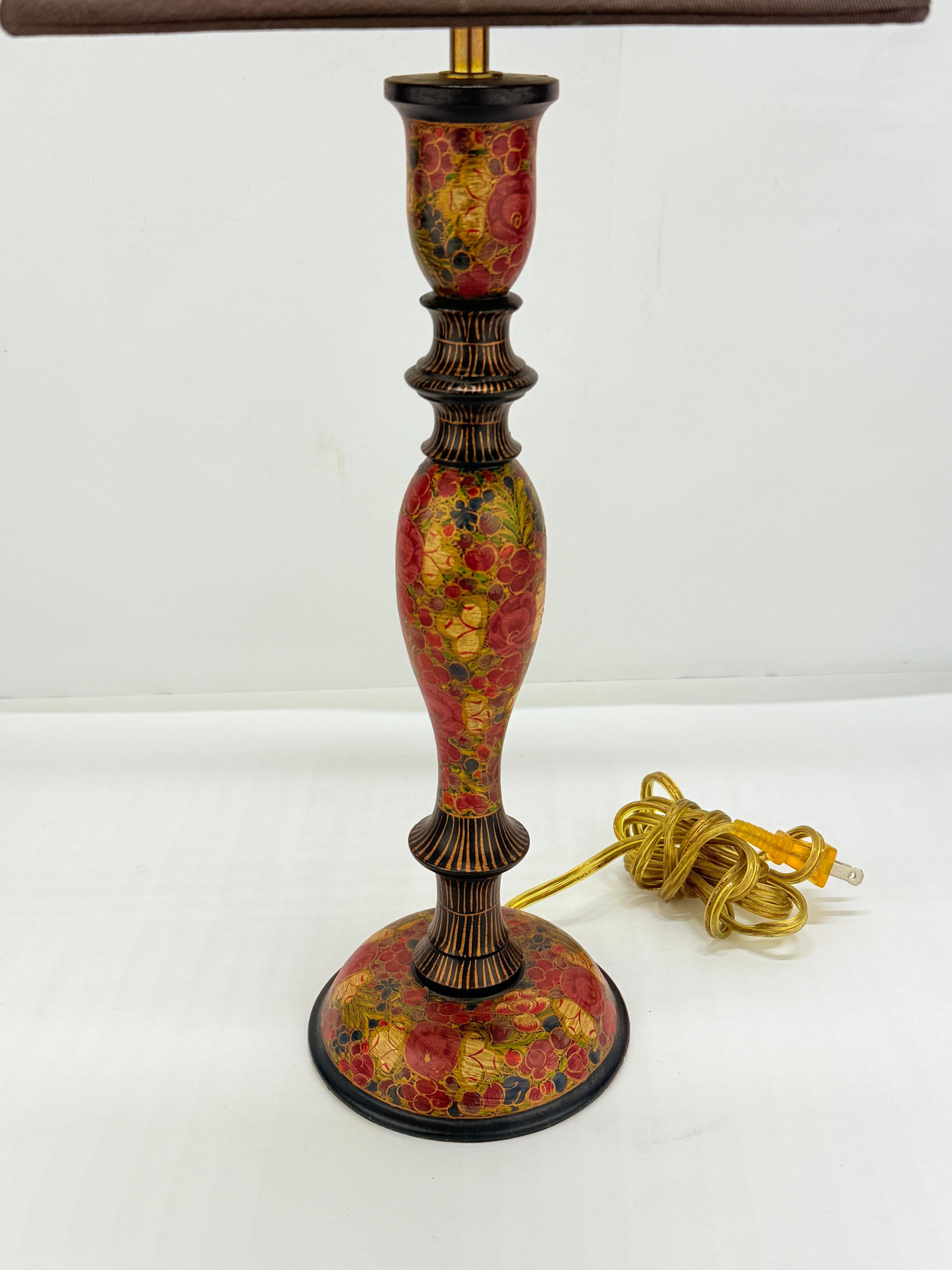 Anglo-indiano Lampada da tavolo decorata in policromia Kashmiri d'epoca in vendita