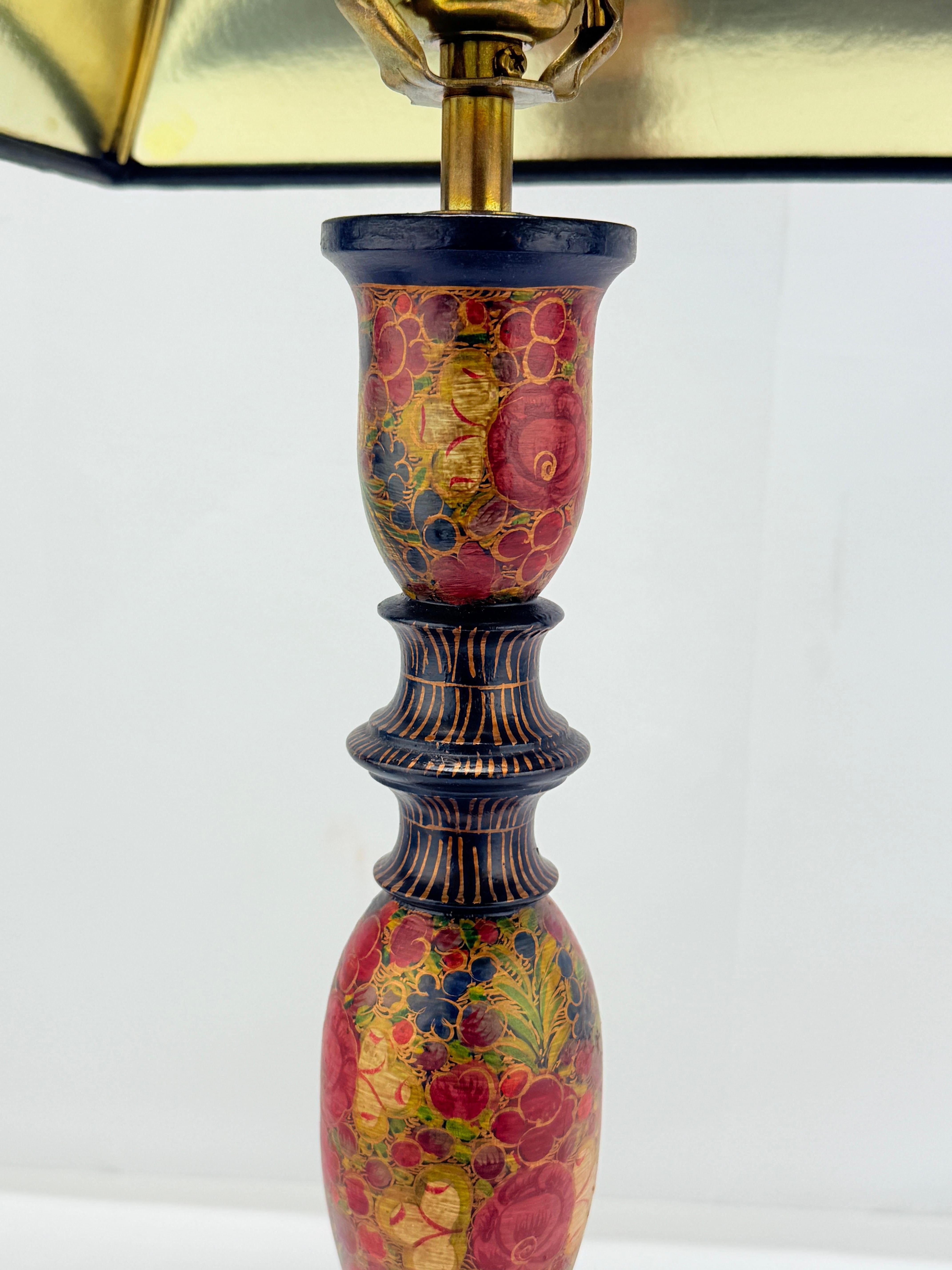 Lampada da tavolo decorata in policromia Kashmiri d'epoca In condizioni buone in vendita a Atlanta, GA