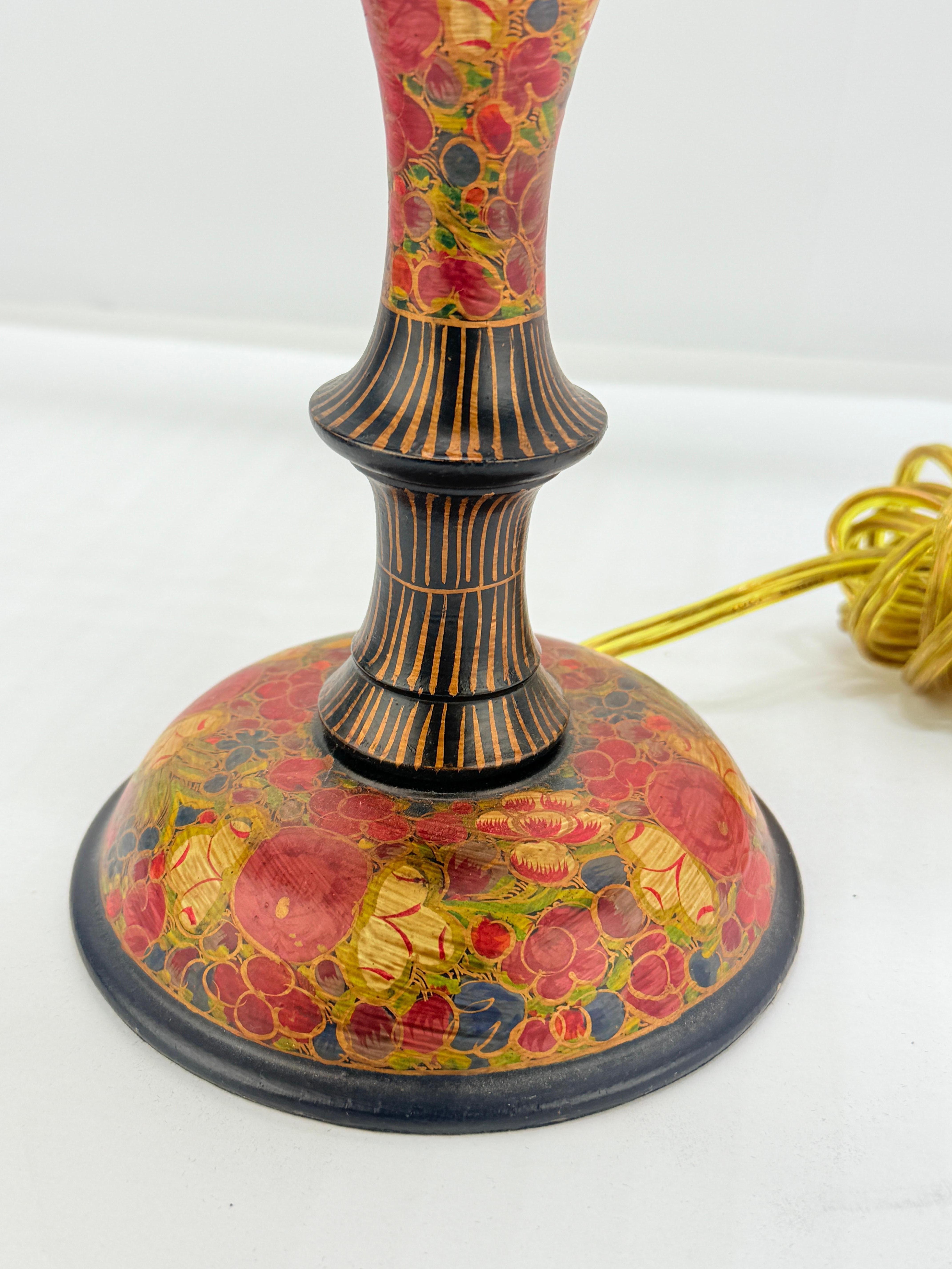 Legno Lampada da tavolo decorata in policromia Kashmiri d'epoca in vendita