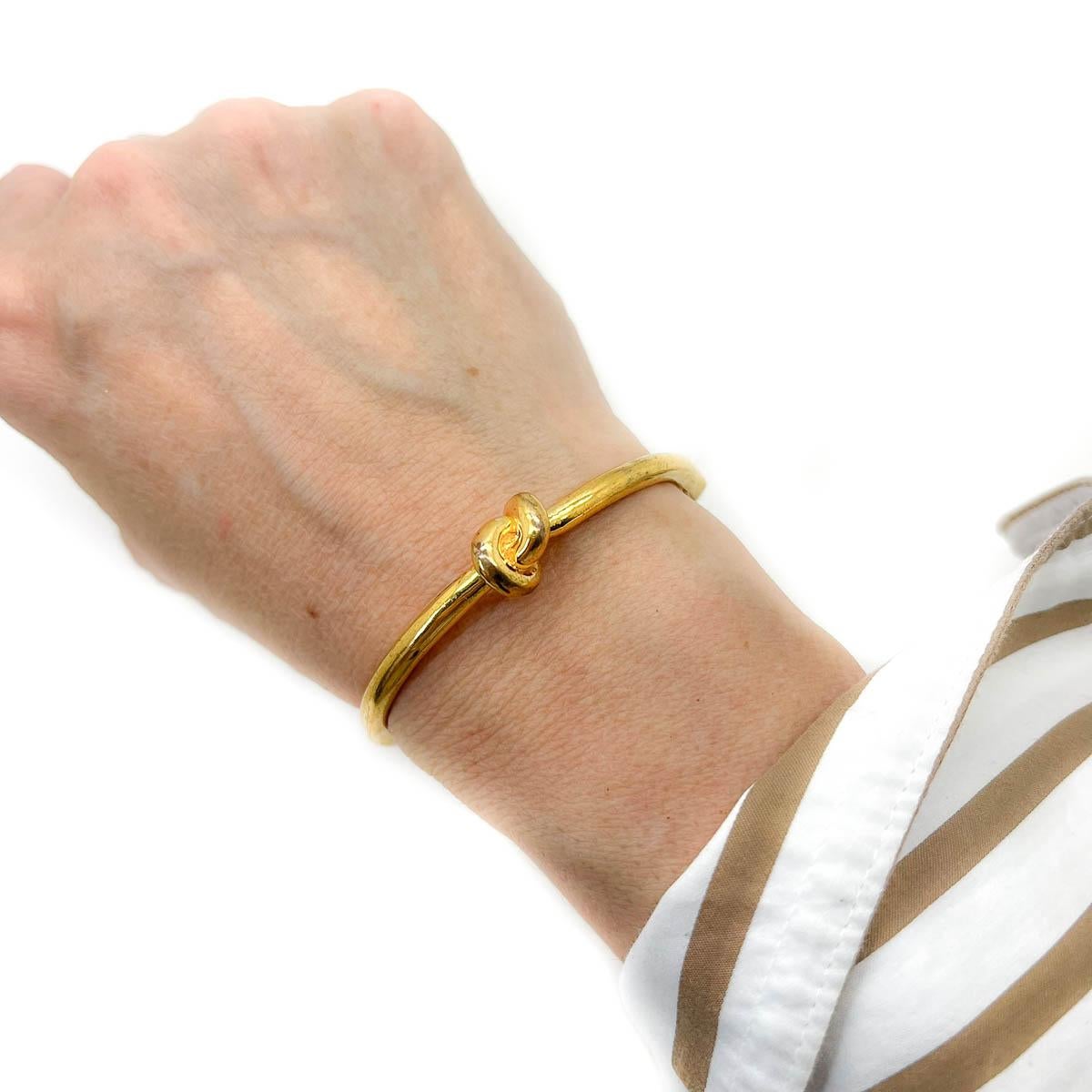 Un bracelet vintage à nœuds Kate Spade. Classique et intemporel avec un charme durable. Empilés ou seuls, ils sont très élégants.
Fondée à New York en 1993, la marque est devenue mondialement célèbre pour ses sacs à main. Leur esthétique centrée sur