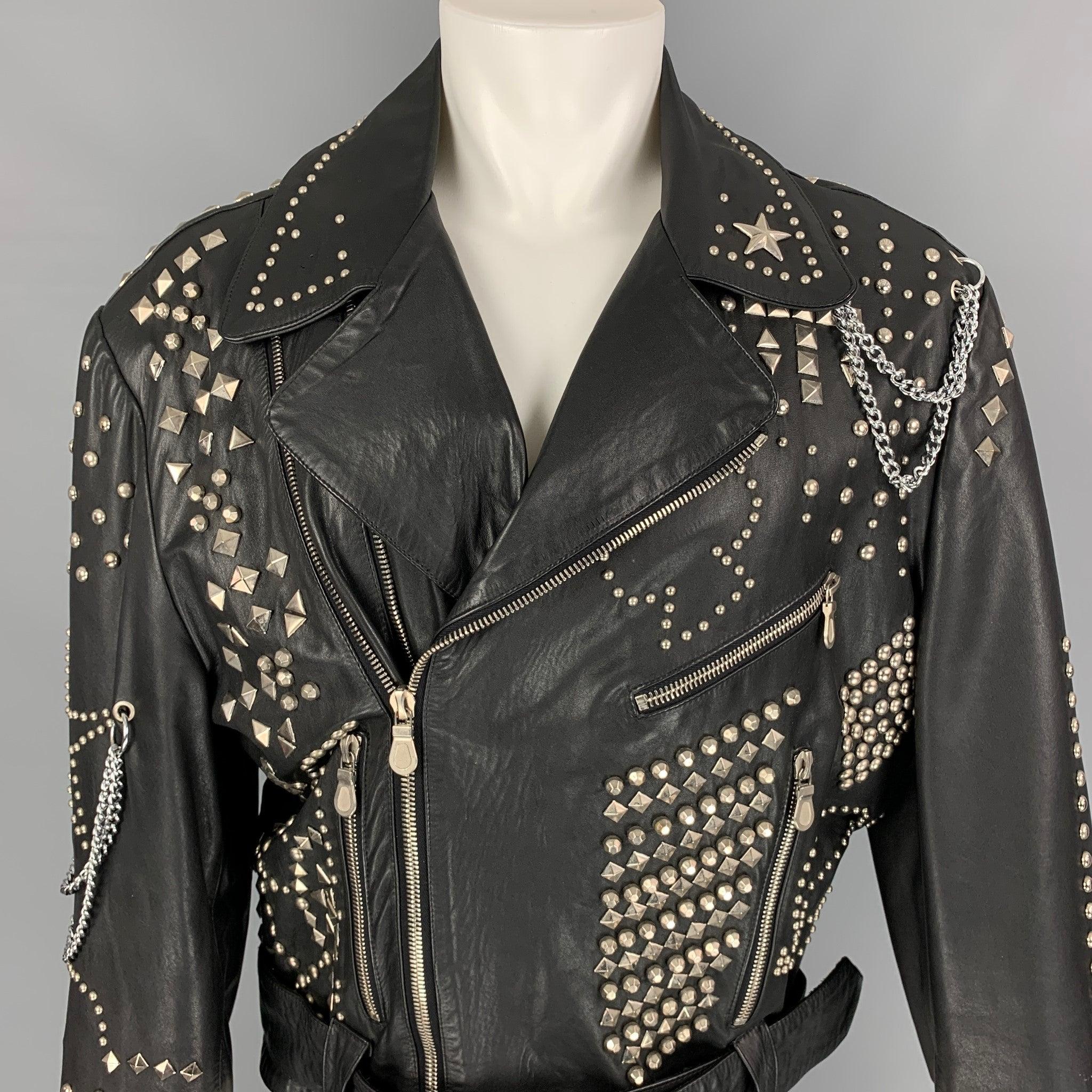 Vintage 1980's KATHERINE HAMNETT Collection 'Clean Up or Die' veste en cuir noir avec doublure en soie matelassée, ornée de clous sur toute la surface, matériel argenté, style biker, fermetures éclair épaisses, ceinturée, détails en maillons de