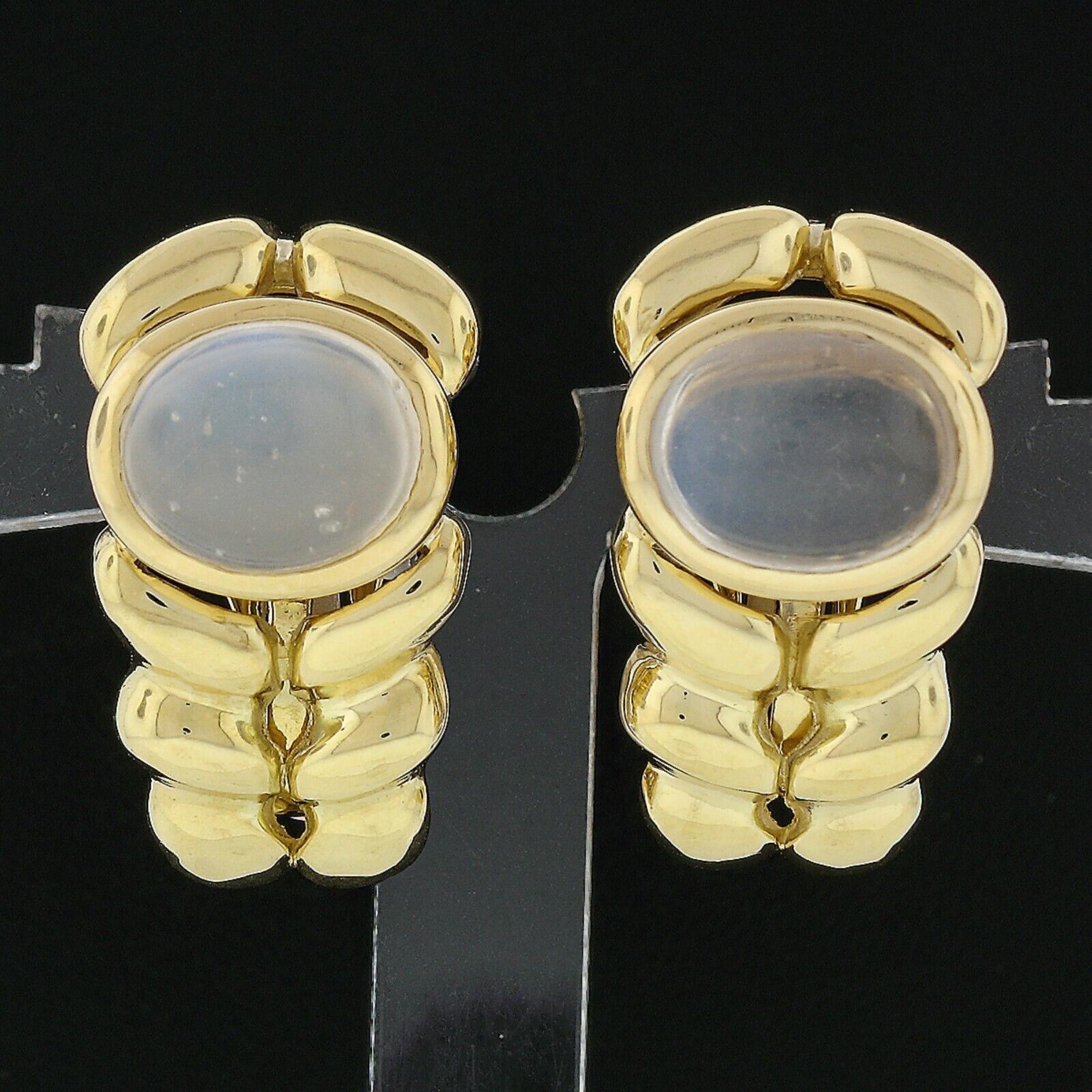 Ces magnifiques boucles d'oreilles vintage sont très bien réalisées en or jaune 18k massif. Elles présentent un large design tressé avec une pierre de lune ovale de qualité, taillée en cabochon, qui est sertie près du sommet de la boucle d'oreille.