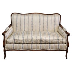 Vintage Kay Lyn Inc. Canapé Loveseat en noyer et satin à rayures de style français