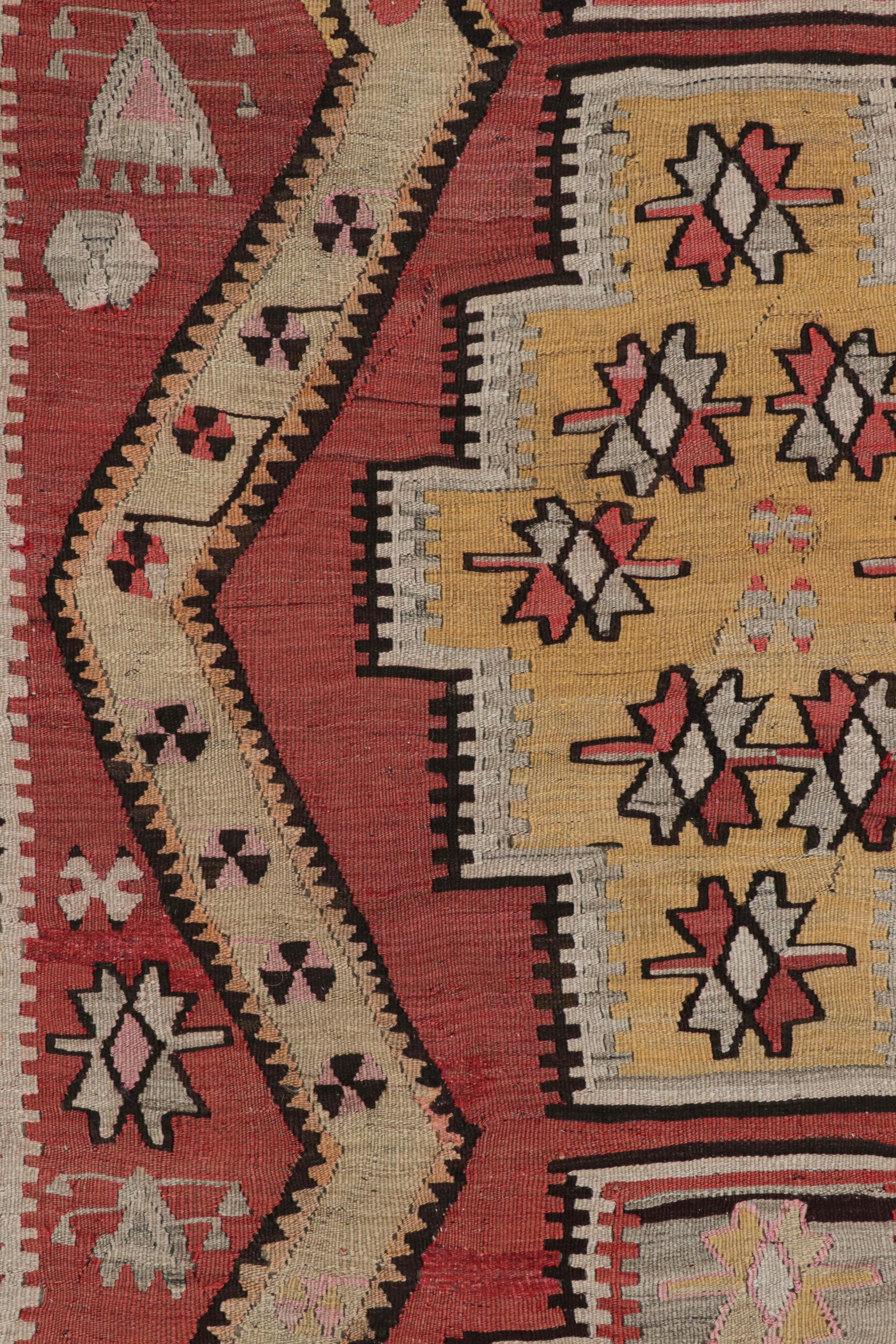 Kayseri, roter und goldgelber Woll-Kelim-Teppich von Teppich & Kelim (Mitte des 20. Jahrhunderts) im Angebot