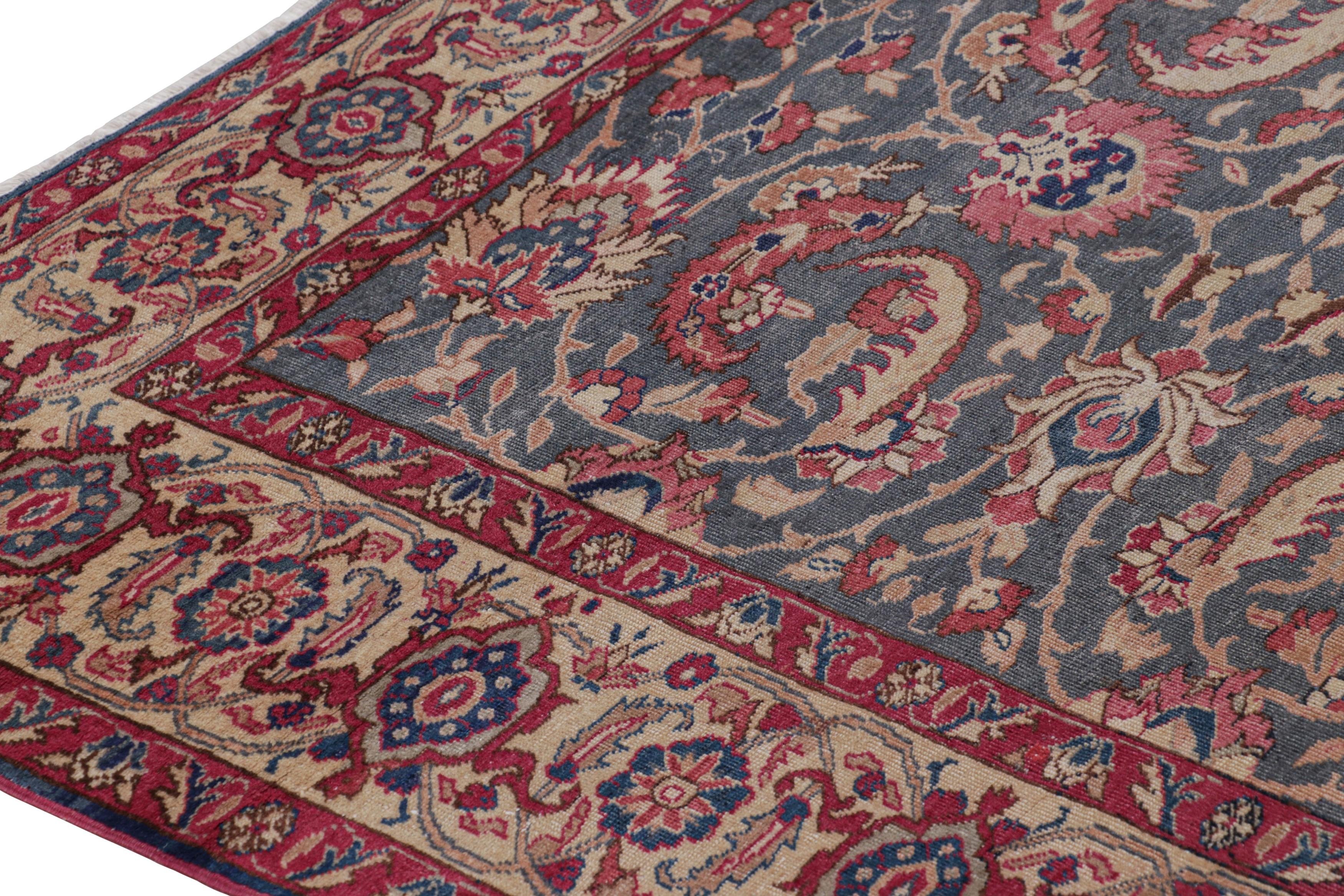 Vintage Kayseri Teppich in Blau mit hellroten Blumenmustern - Rug & Kilim (Türkisch) im Angebot