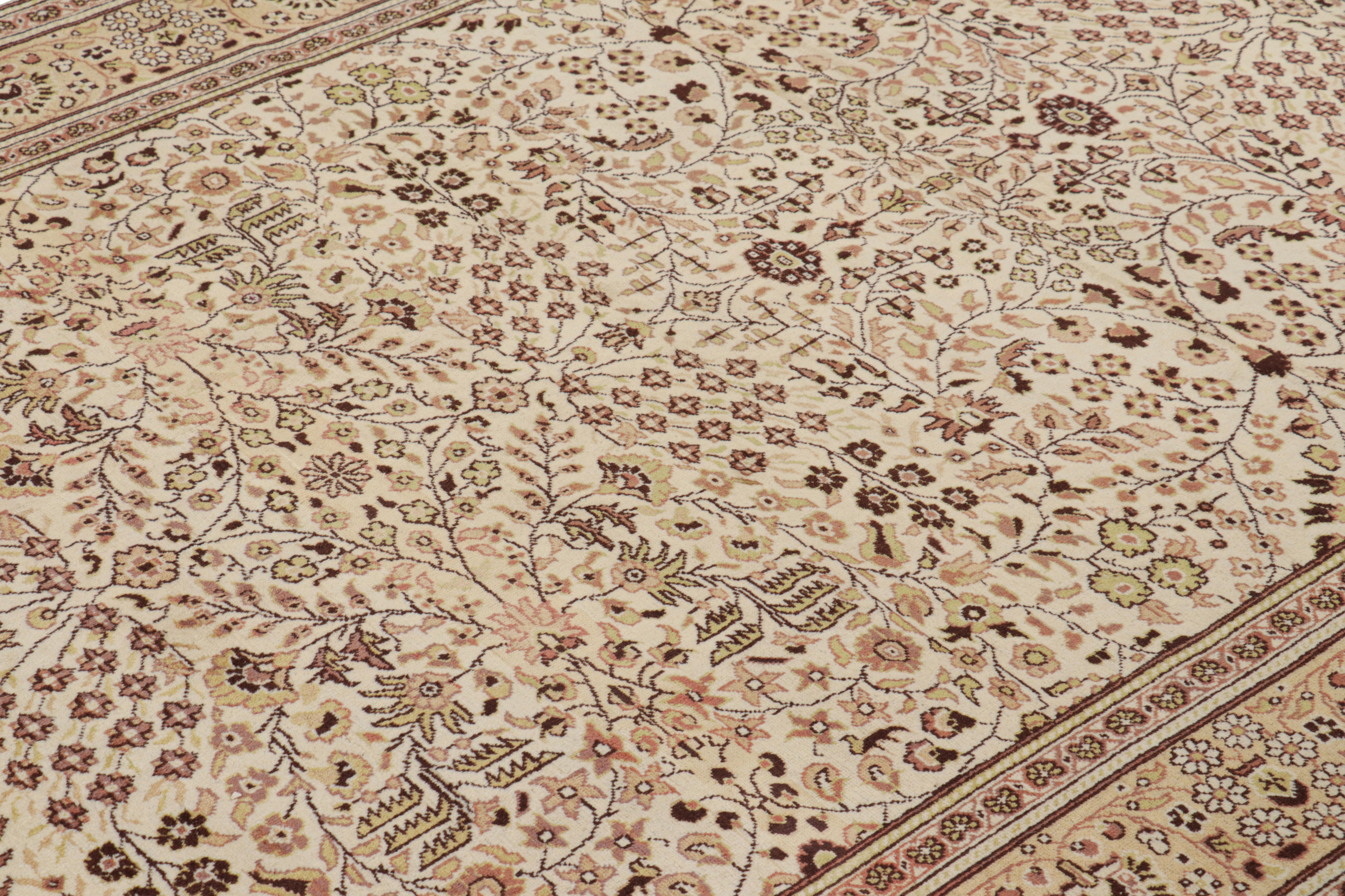 Anudada a mano en lana, esta alfombra vintage Kayseri 6x10 originaria de Turquía es la última incorporación a la codiciada colección Vintage de Rug & Kilim. 

Sobre el diseño: 

Los ojos atentos admirarán el campo crema recubierto de llamativos e