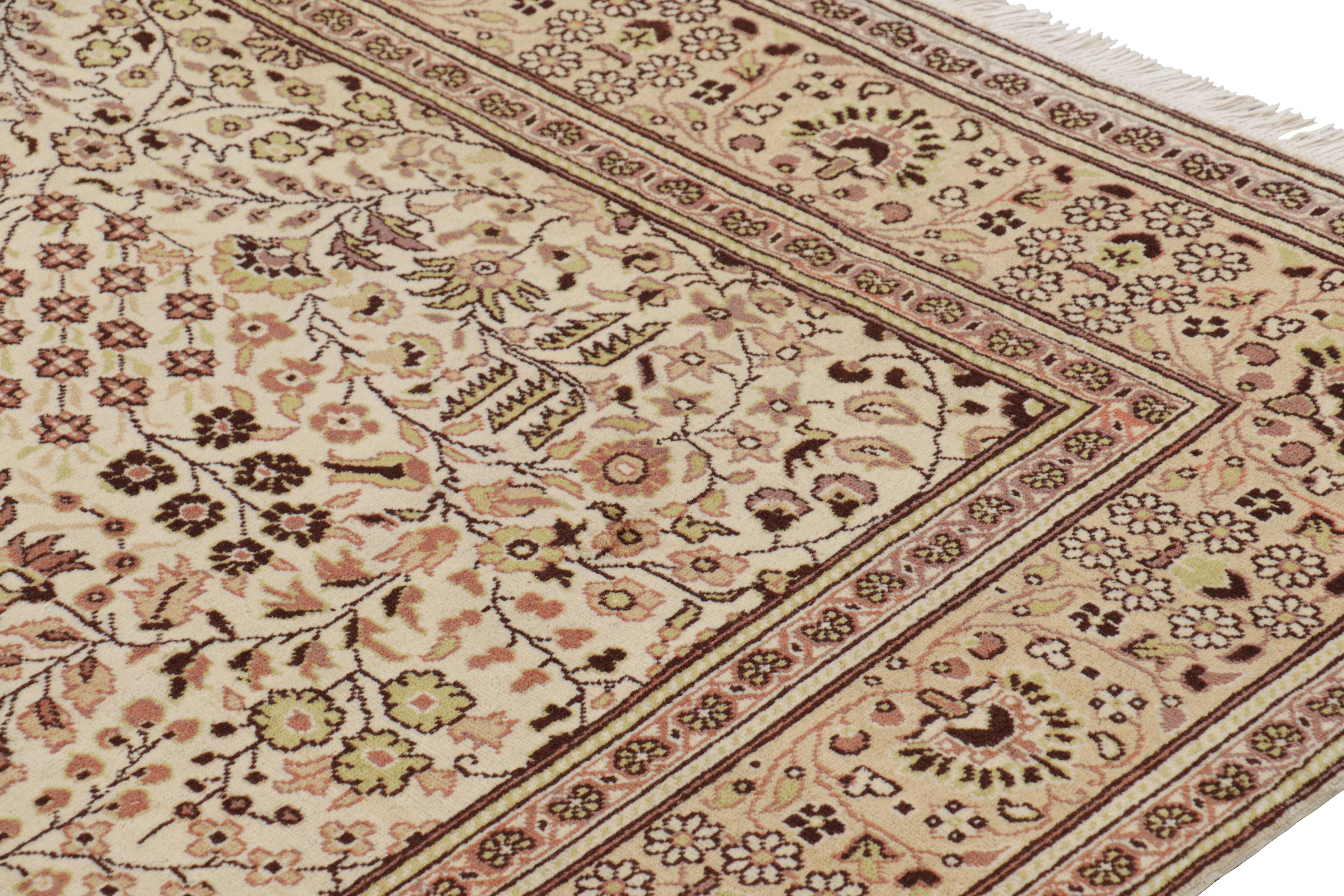 Alfombra vintage Kayseri en crema y beige con motivos florales de Rug & Kilim Turco en venta