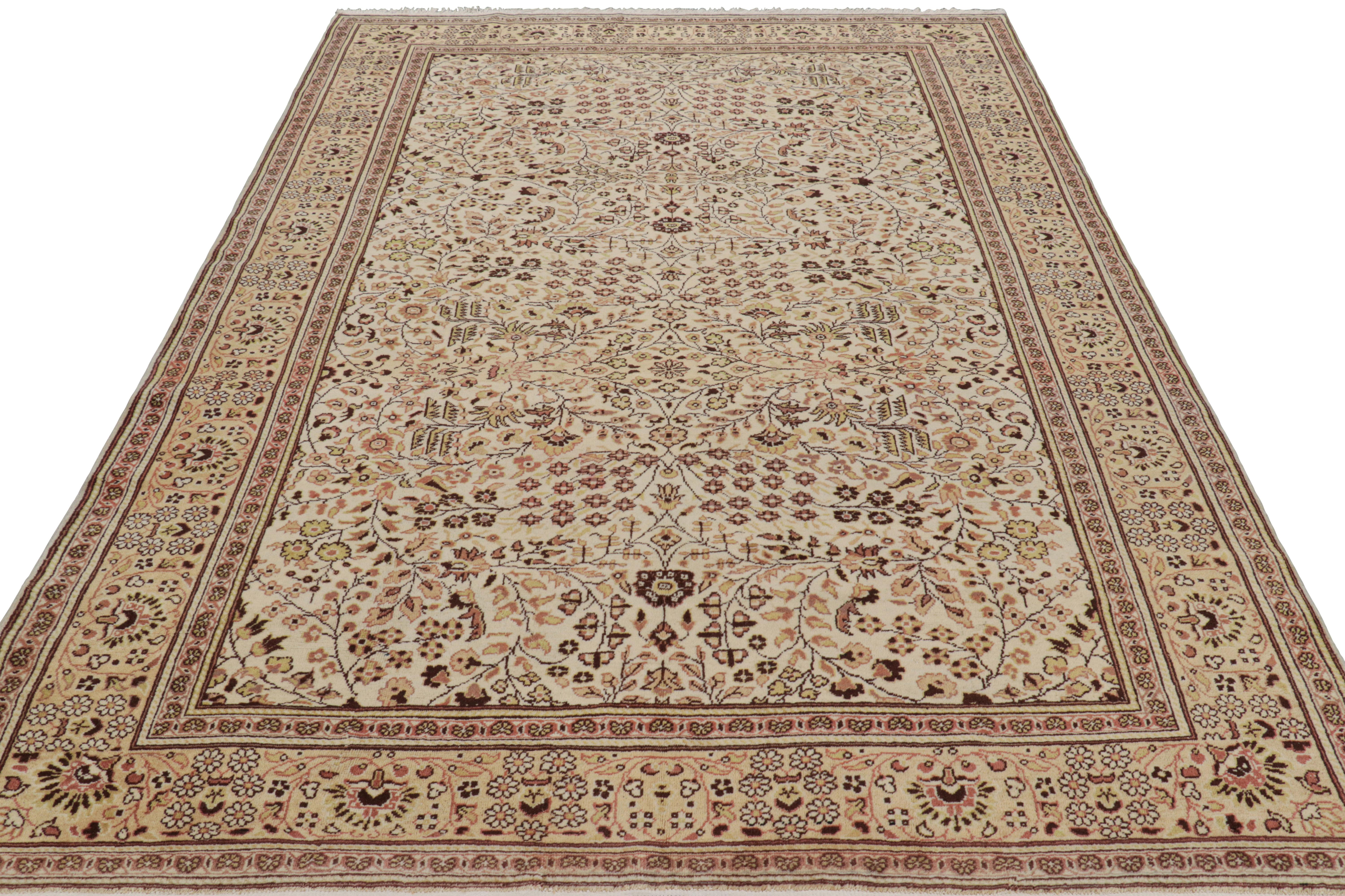 Alfombra vintage Kayseri en crema y beige con motivos florales de Rug & Kilim Anudado a mano en venta
