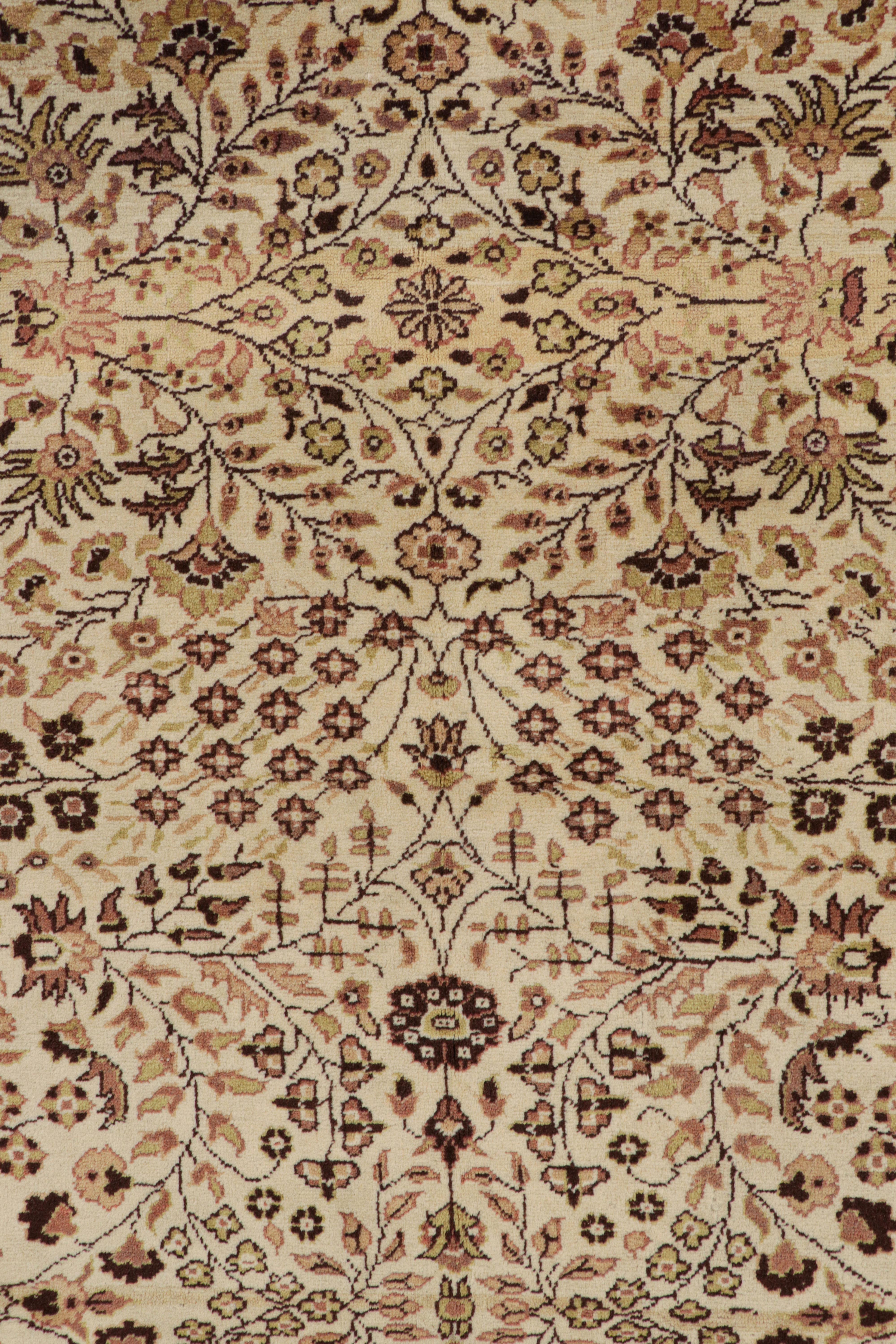 Alfombra vintage Kayseri en crema y beige con motivos florales de Rug & Kilim finales del siglo XX en venta