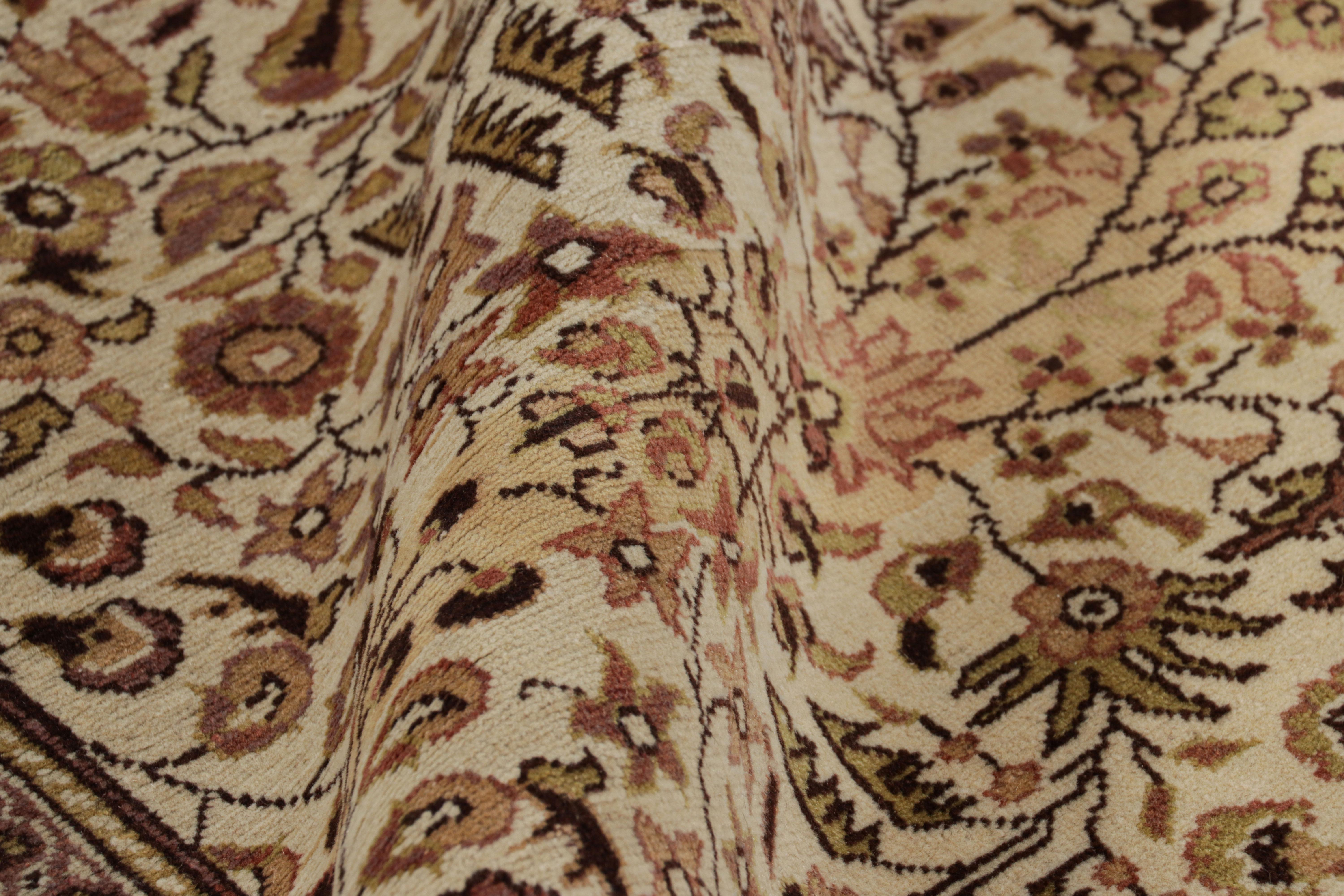 Alfombra vintage Kayseri en crema y beige con motivos florales de Rug & Kilim Lana en venta