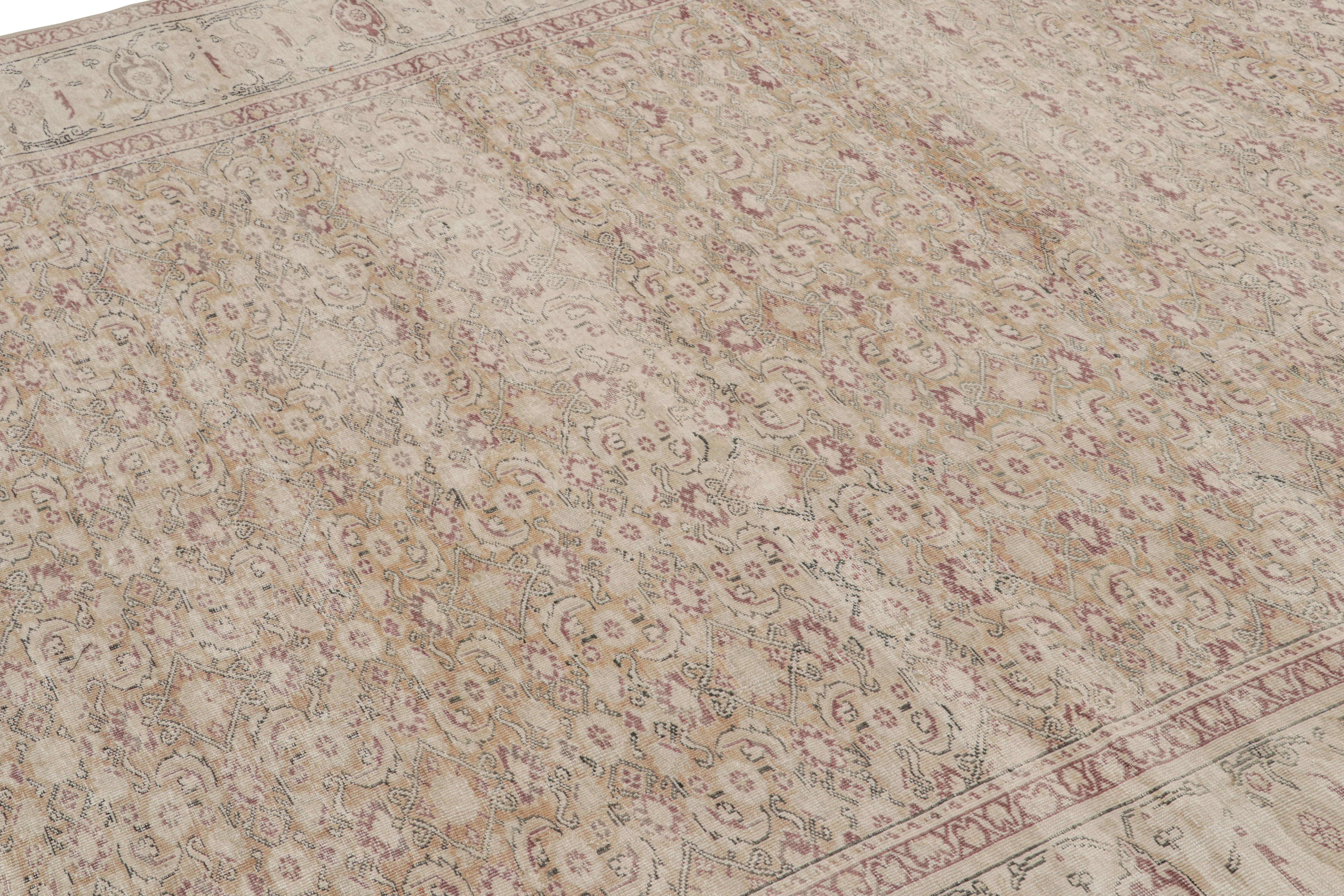 Dieser aus der Türkei stammende, handgeknüpfte Wollteppich im Format 7x10 aus Kayseri zeichnet sich durch ein Spiel aus floralen Mustern sowohl im Feld als auch in der Bordüre aus. 

Über das Design: 

Dieser Kayseri-Teppich im Vintage-Stil mit
