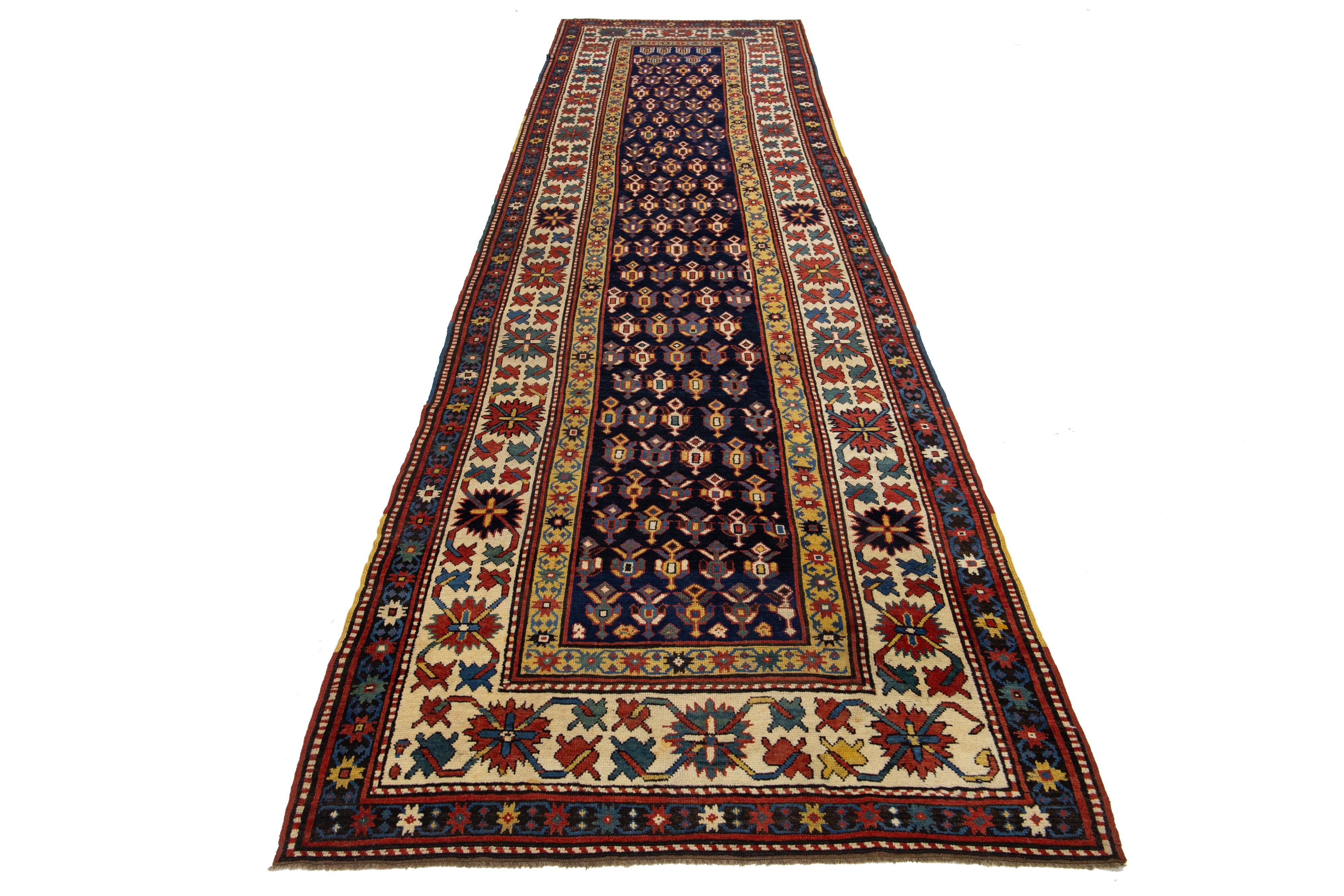 Dieser handgefertigte Teppich aus Kazak-Wolle besticht durch seine leuchtende blaue Farbpalette mit zarten roten, gelben und beigen Akzenten. Es ist mit einem komplizierten Allover-Muster verziert.

Dieser Teppich misst 3'10'' x 13'7''.