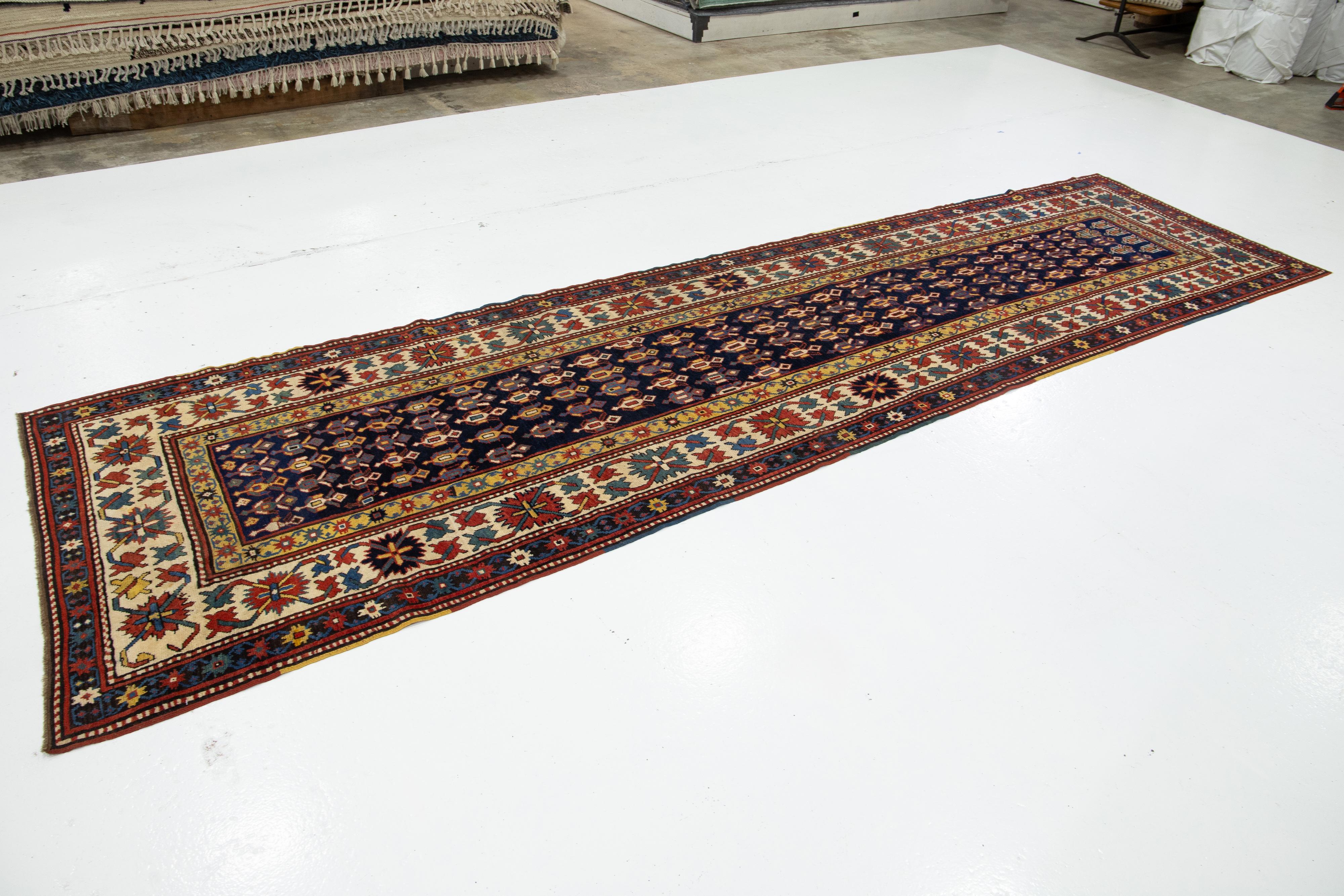 Kazak Kaukasischer Vintage-Läufer aus Wolle in Blau mit mehrfarbigem Allover-Design (Handgeknüpft) im Angebot