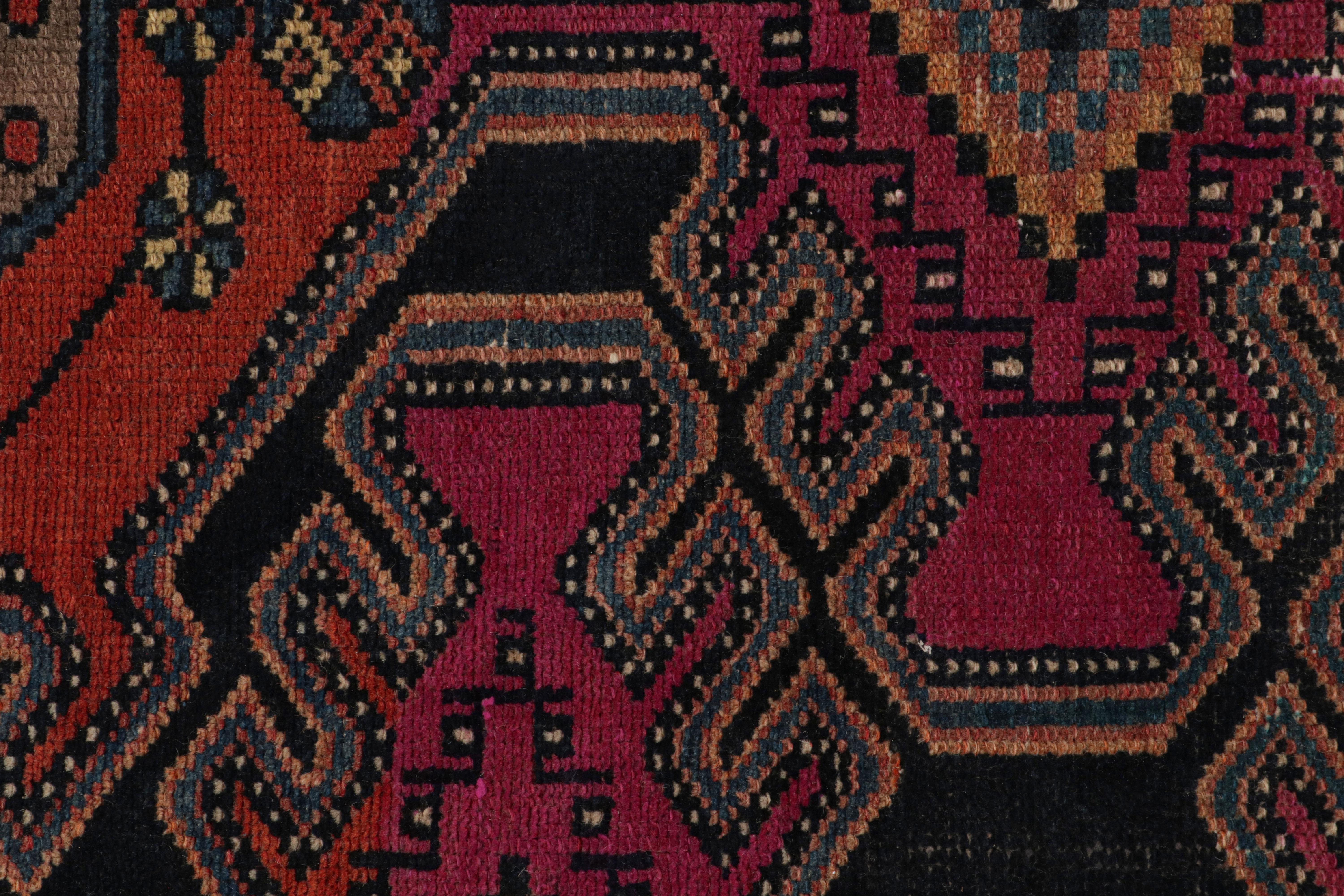 Kazak-Läufer aus roter und blauer Wolle von Teppich & Kelim im Zustand „Hervorragend“ im Angebot in Long Island City, NY