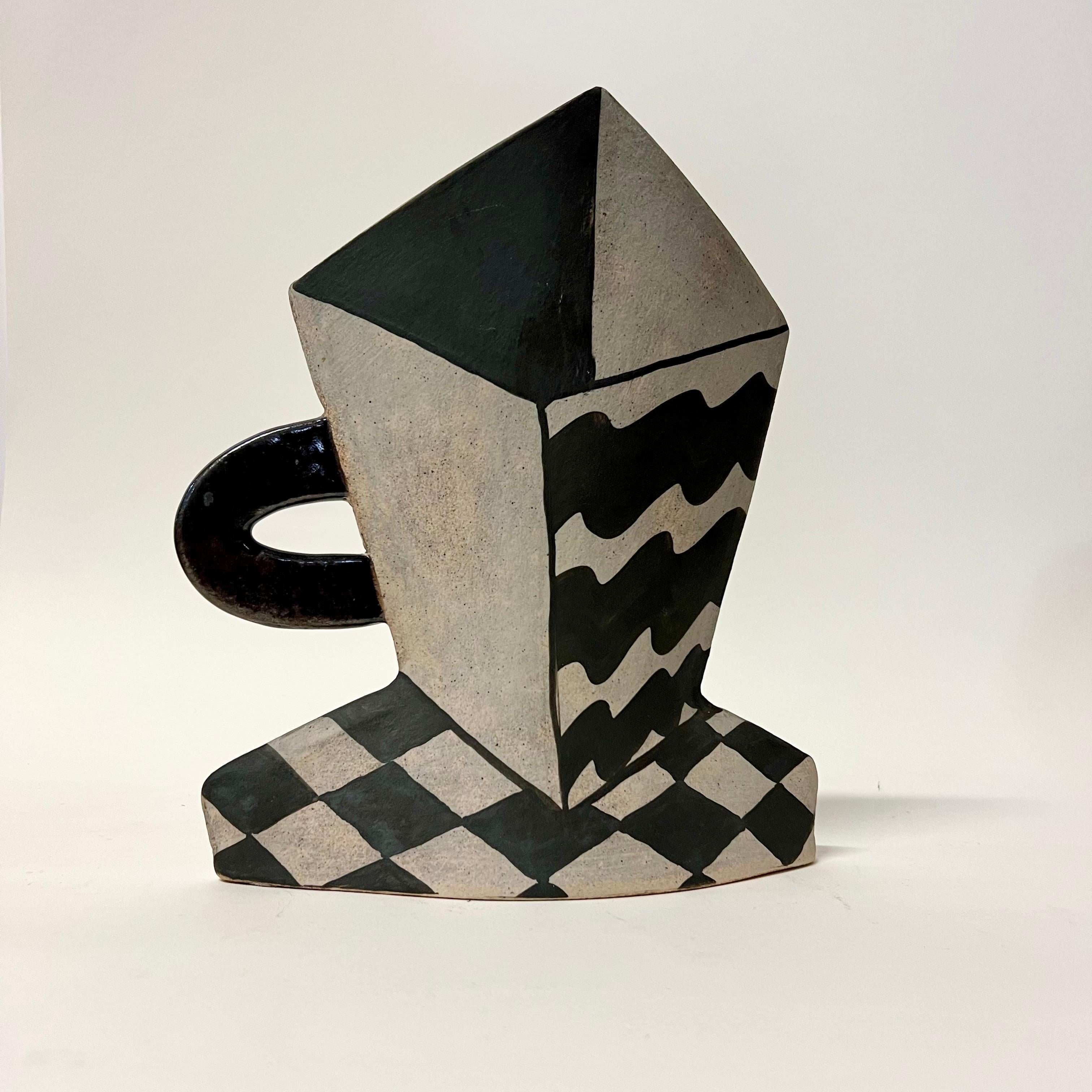 Splendida scultura astratta vintage a forma di tazza da tè piatta dell'artista giapponese/americana Kazuko Matthews, anni '80 circa. Ottime condizioni, firmato. Questo è smaltato all'interno in modo da poter contenere l'acqua per i fiori. 

Kazuko