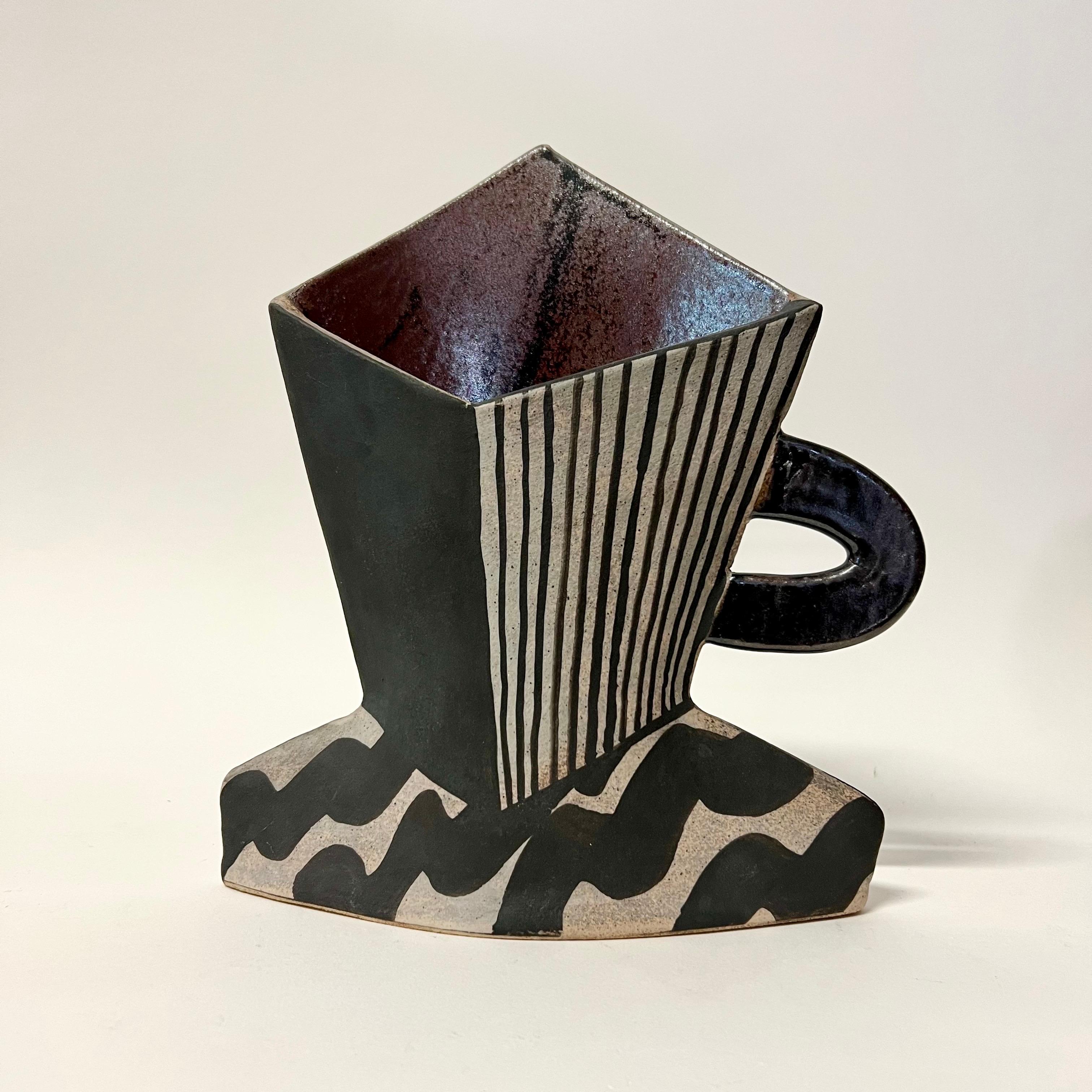 Postmoderno Vaso astratto vintage di Kazuko Matthews, in ceramica.  Scultura in vendita