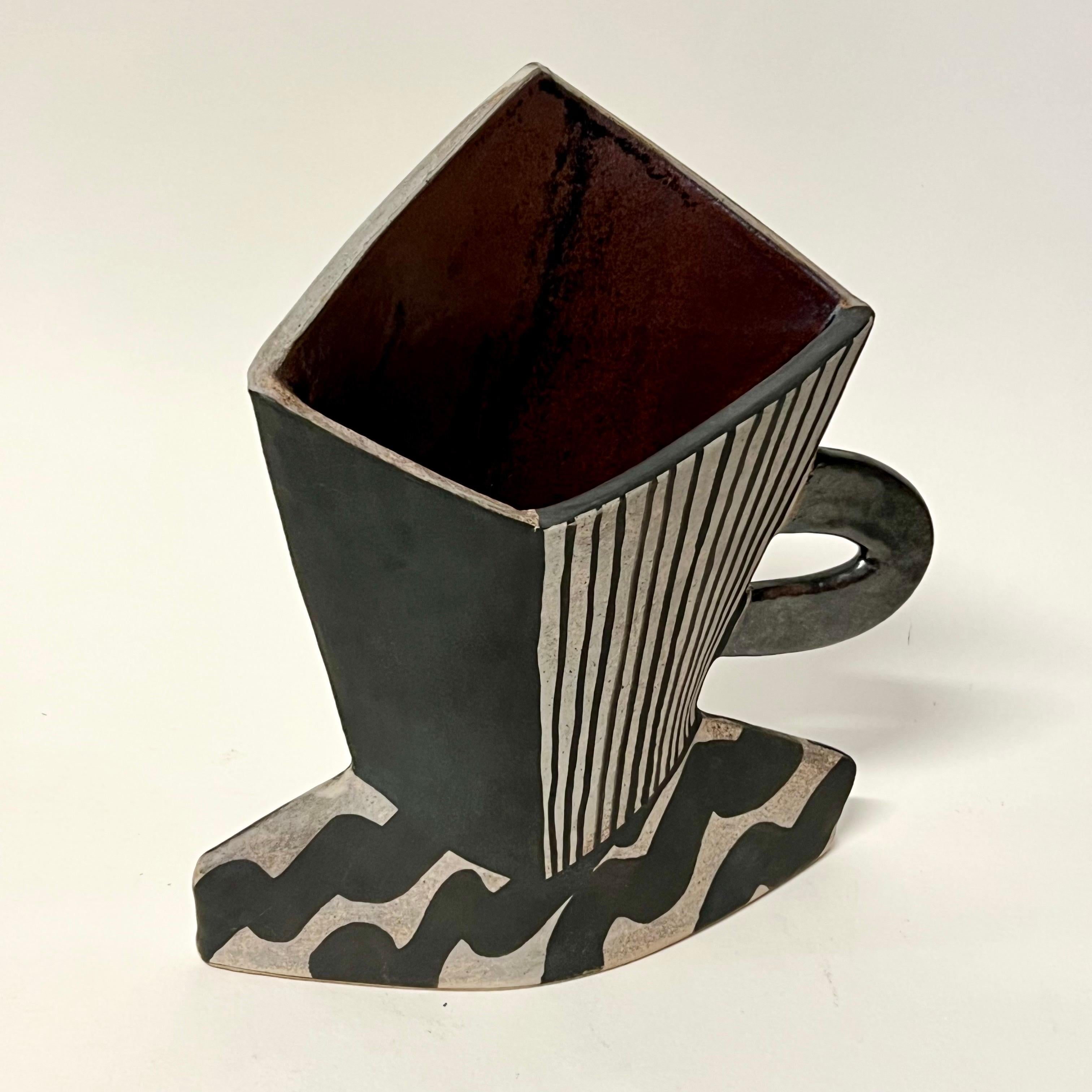 Americano Vaso astratto vintage di Kazuko Matthews, in ceramica.  Scultura in vendita
