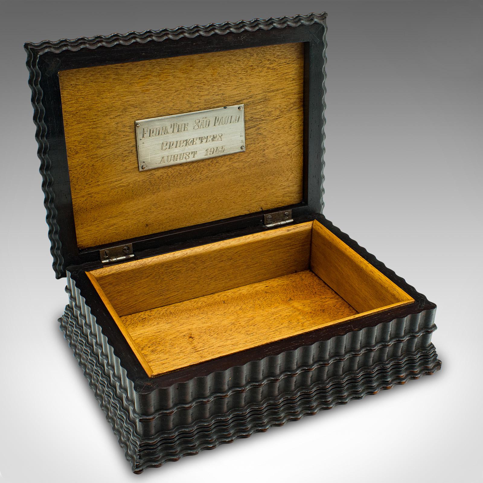 
Il s'agit d'une boîte à souvenirs vintage. Coffret portugais en bois de rose et de satin présentant un intérêt pour le cricket, datant du milieu du XXe siècle, vers 1945.

Fascinant, une boîte joliment fabriquée avec un lien sportif
Présente une