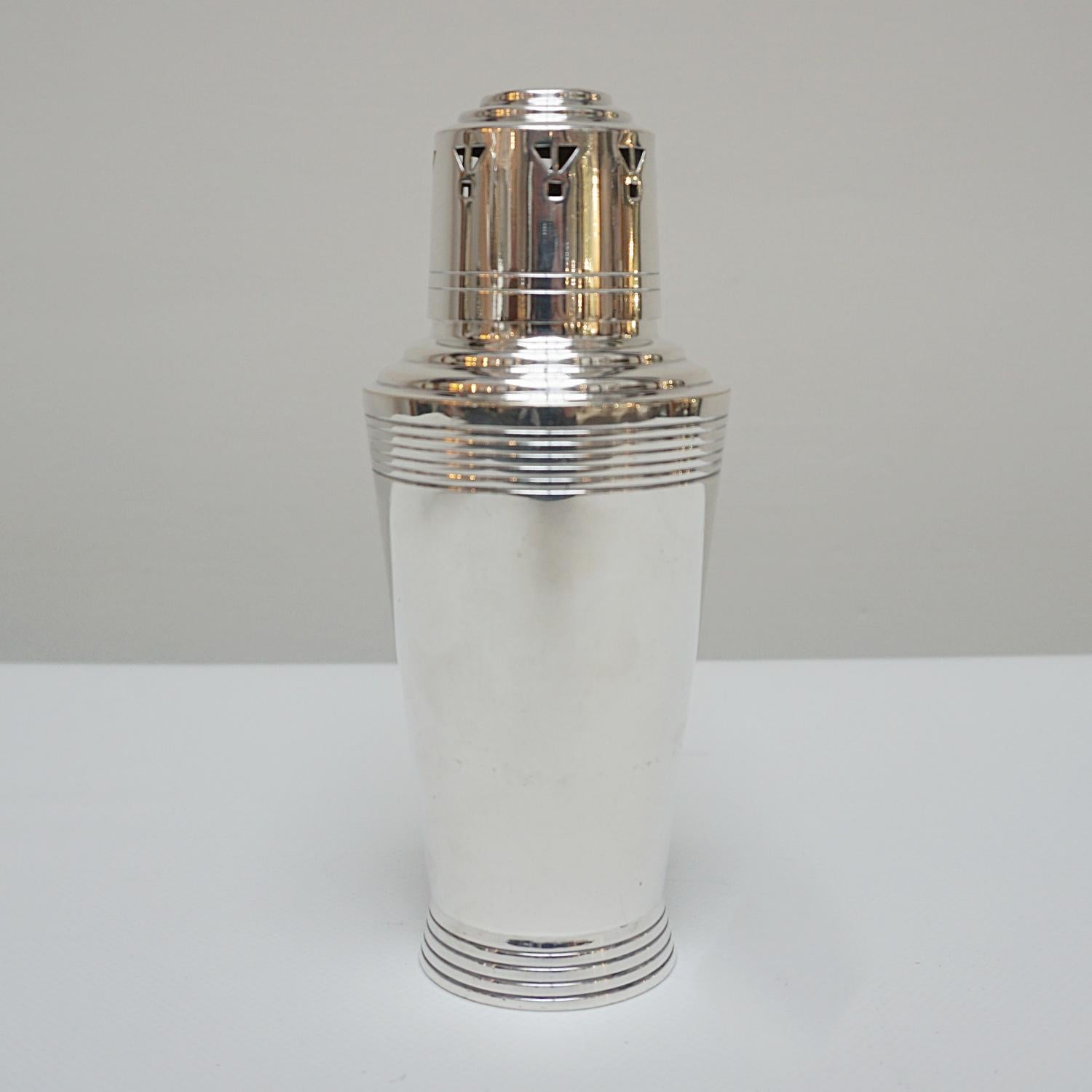 An Art Deco silver plated sugar sifter designed by Keith Murray for Mappin & Webb. 

Dimensions: H 17cm D 5.5cm 

Origin: English

Date: circa 1935

Item Number: 1003236.