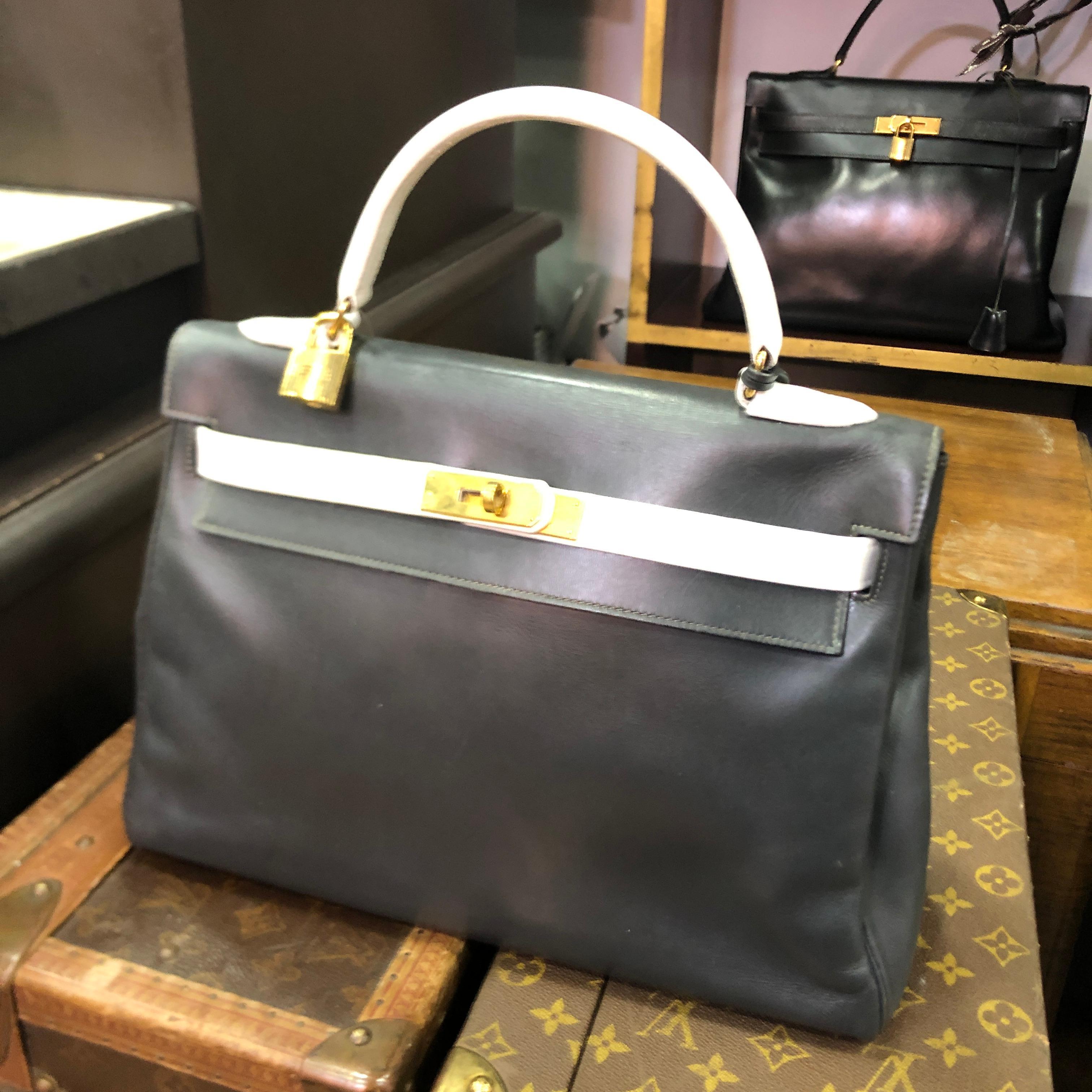 Elegant Kelly 32 vintage handbag in grey and white leather. You can figurate the color on the second picture. 
The leather has been retained. Carried by hand.
Vintage. Circa 1950/1960.  The hardware is in gilt metal with micro scratches.
This bag is