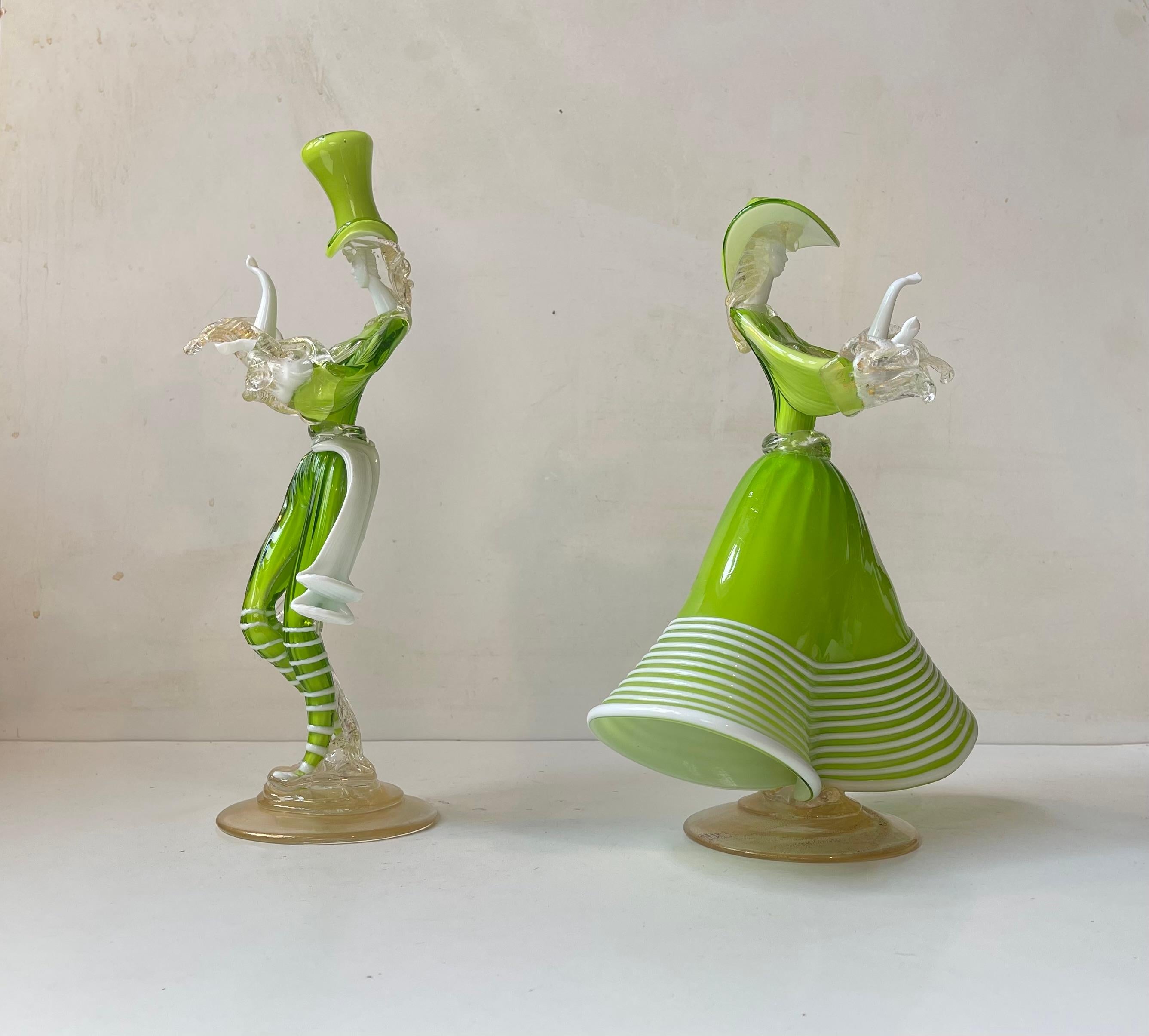 Charmante paire de figurines en verre vénitien du milieu du XXe siècle représentant un gentleman et sa compagne. Confectionné par Franco Giancarlo Toffolo pour Toffolo Venice. Venise est depuis des siècles l'épicentre de la verrerie d'art en Italie