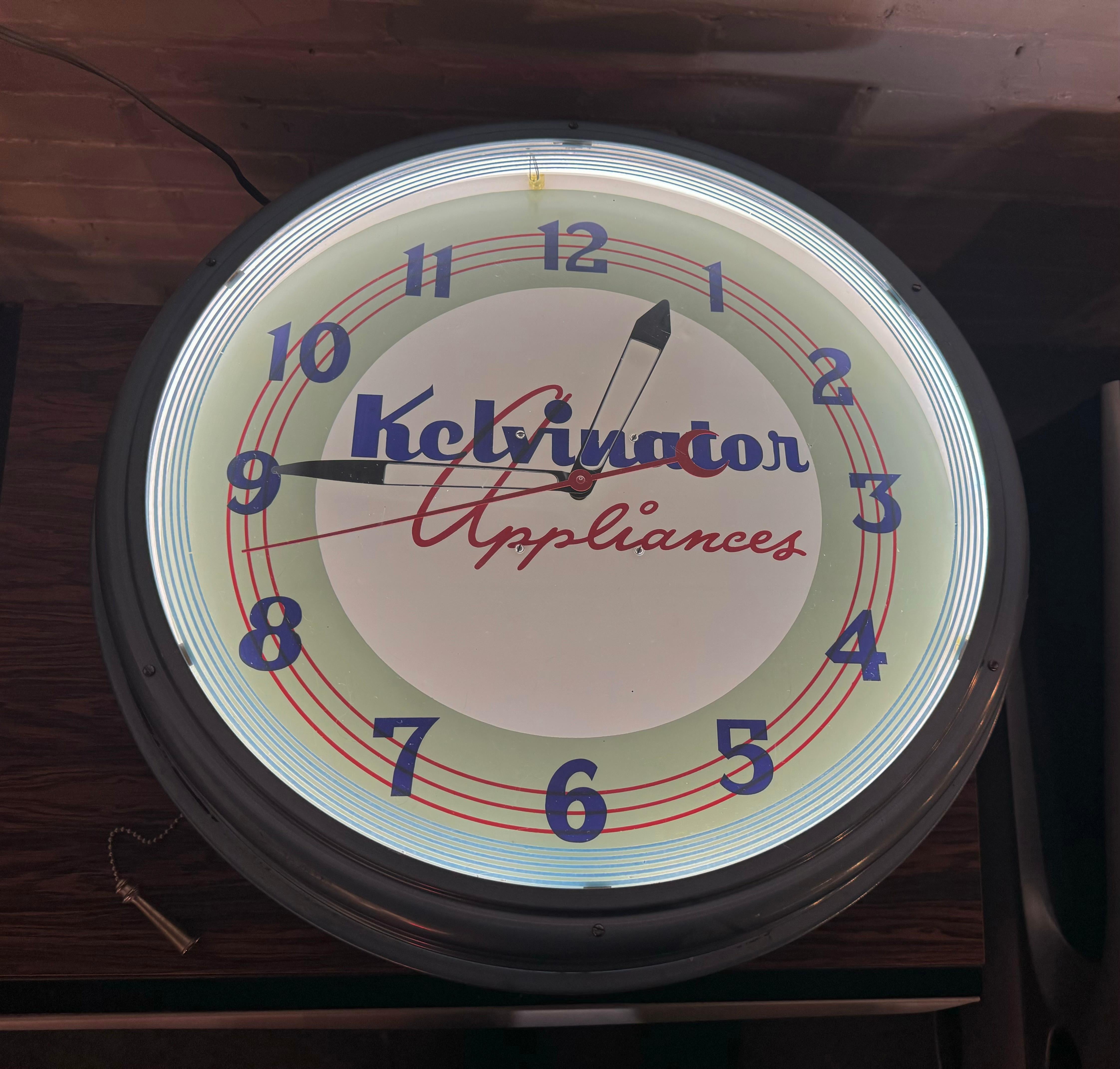 
Vintage Lackner Neon Clock publicidad .gran estado original,,. excelente color. El reloj funciona perfectamente y el neón funciona correctamente. La cara interior está muy limpia en general ,La lata metálica tiene una pintura original