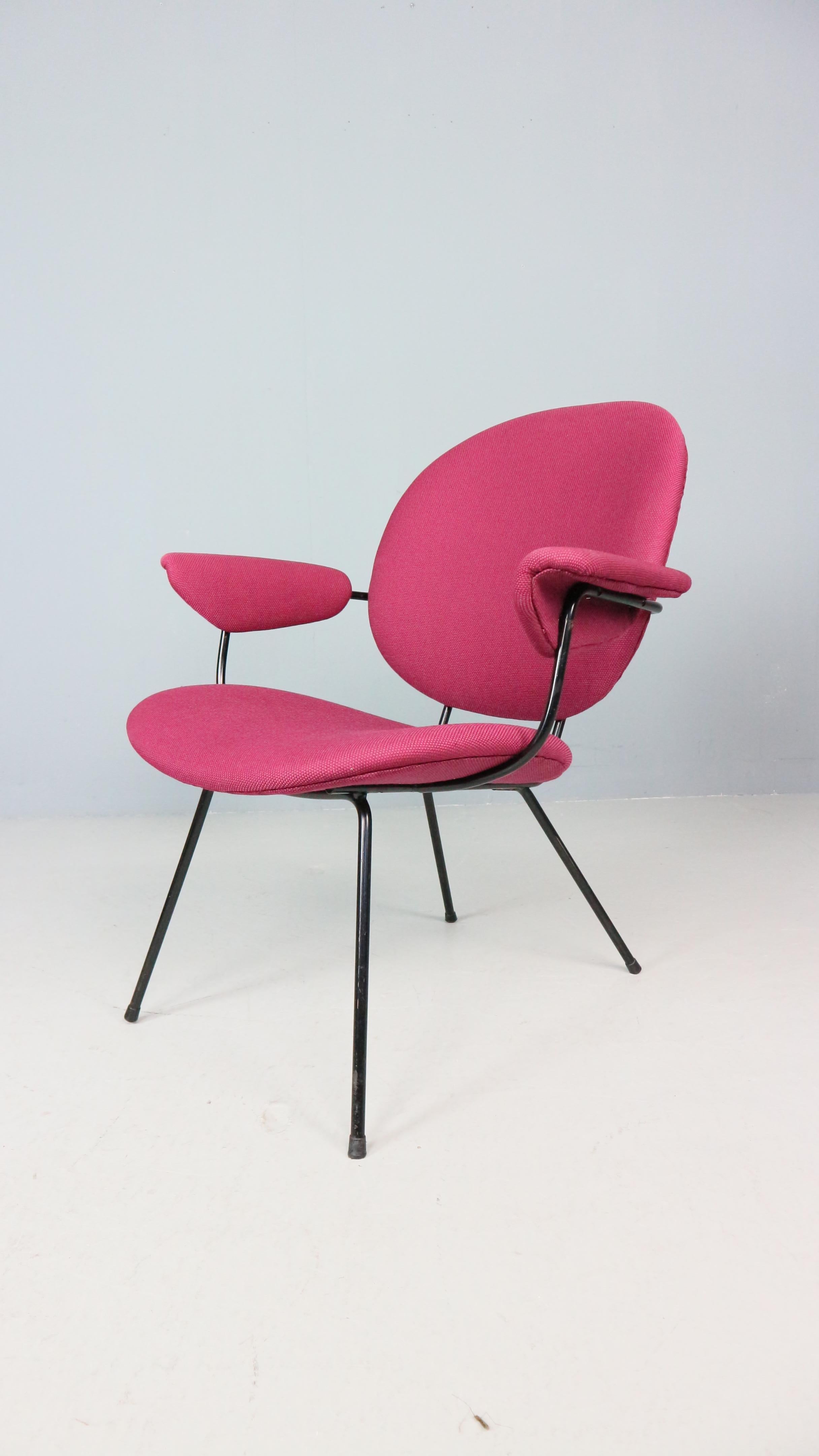 Ce fauteuil modèle 302 a été conçu par W.H. Gispen pour Kembo dans les années 1950. La chaise est dotée d'une structure métallique tubulaire et a été récemment recouverte d'un tissu violet. La chaise reste dans un très bon état vintage.

Note