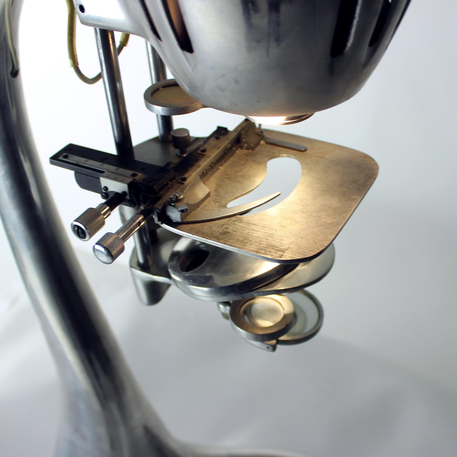 Magnifique microprojecteur vintage des années 1950. Produit par la société Ken-A-Vision. Les labels d'origine sont encore attachés. L'article est en aluminium pur, ce qui lui confère un aspect très esthétique. Le design fluide du microprojecteur est