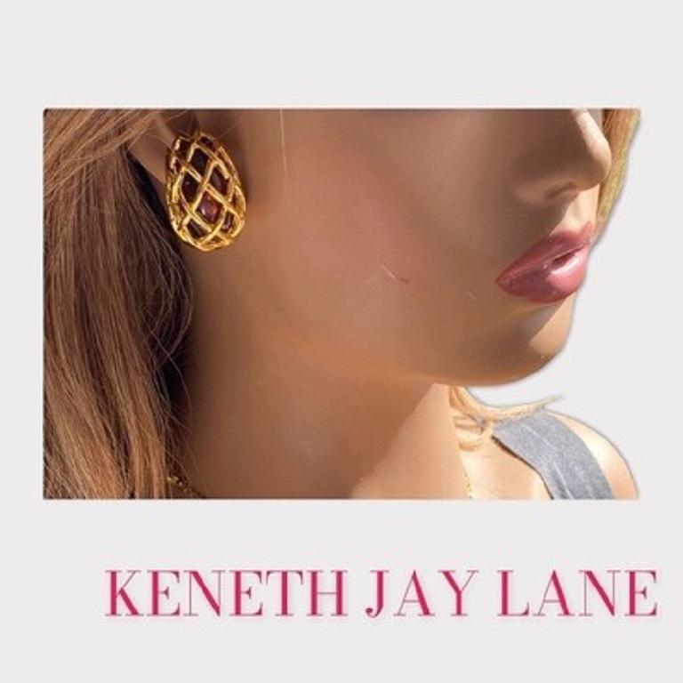 Beautiful vintage earrings signed KENETH JAY LANE. They have a tint that provides a very warm side. Golden metal and resin of very good quality, translucent caramel color inside. Perfect for a chic and very fashionable woman.