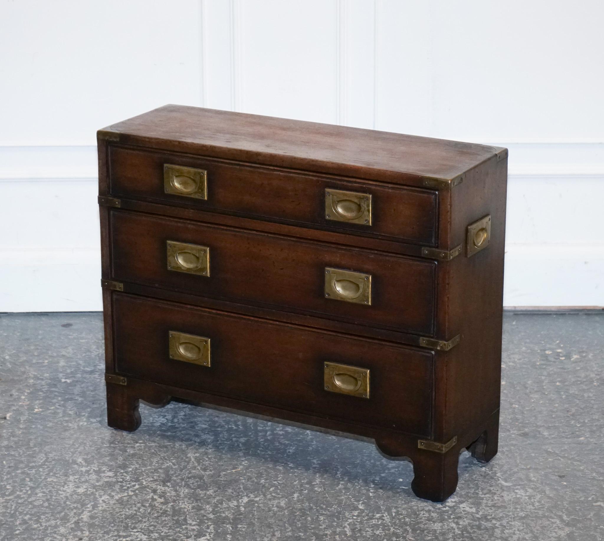 
Antiquitäten aus London



Wir freuen uns, Ihnen dieses Produkt zum Kauf anbieten zu können  Lovely Vintage Kennedy Military Campaigner Kommode mit Messing Griffe.

Die Vintage Kennedy Military Campaign Low Chest of Drawers ist ein atemberaubendes
