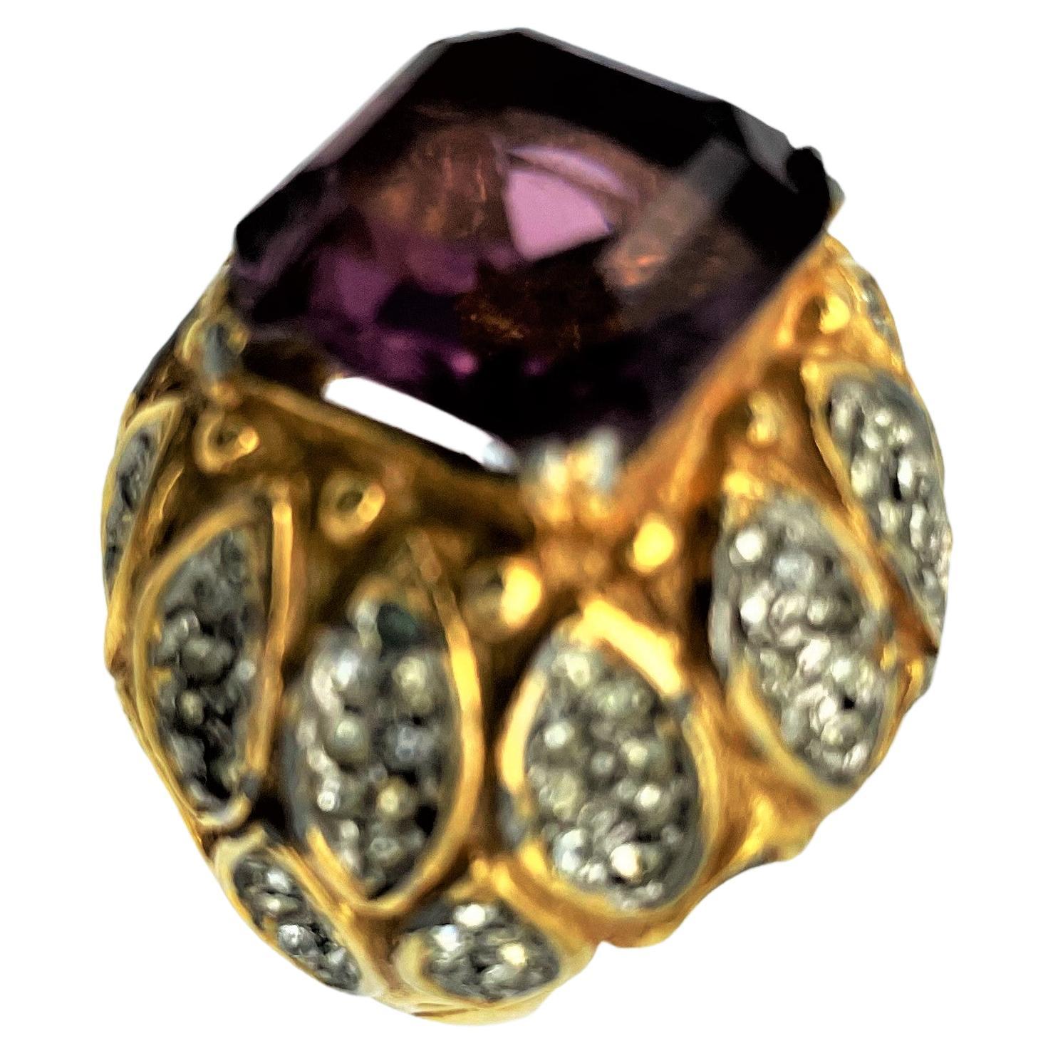 Un elegante e rarissimo anello da cocktail disegnato da Kennet Jay Lane negli anni Settanta.   È una fortuna trovare un anello come questo! In questo periodo sono state realizzate molte spille e catene, ma quasi nessun anello! La lavorazione è molto