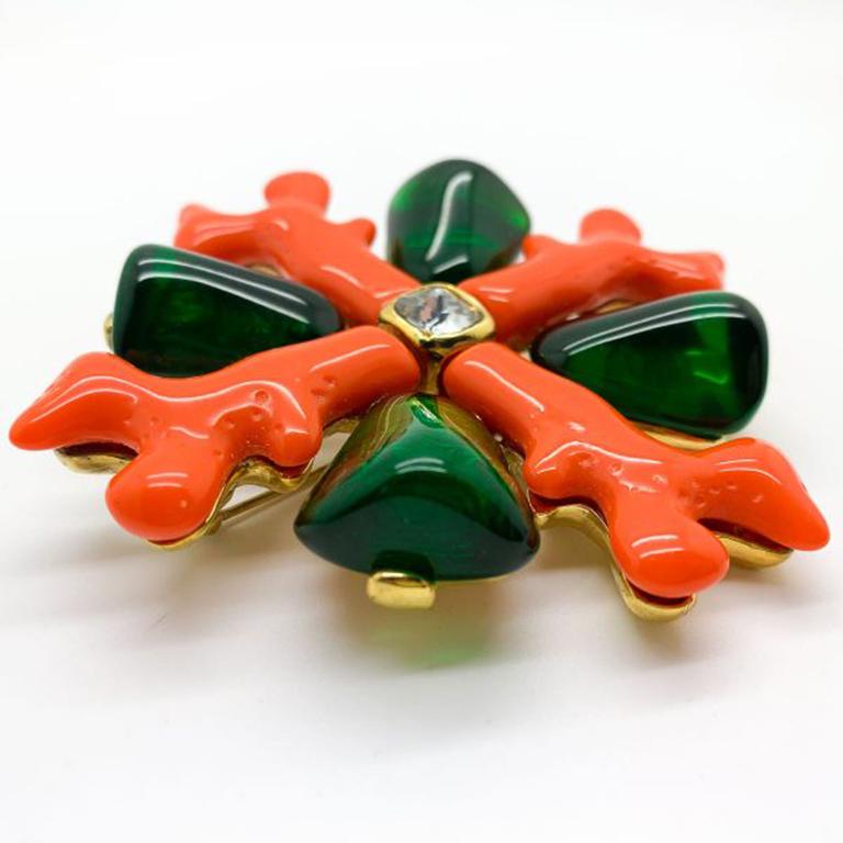 Vintage Kenneth Jay Lane Coral & Emerald Maltese Cross Brooch 1990s In Good Condition In Wilmslow, GB
