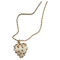Collar vintage de Kenneth Jay Lane con colgante de fresa esmaltado en color crema, tono dorado KJL