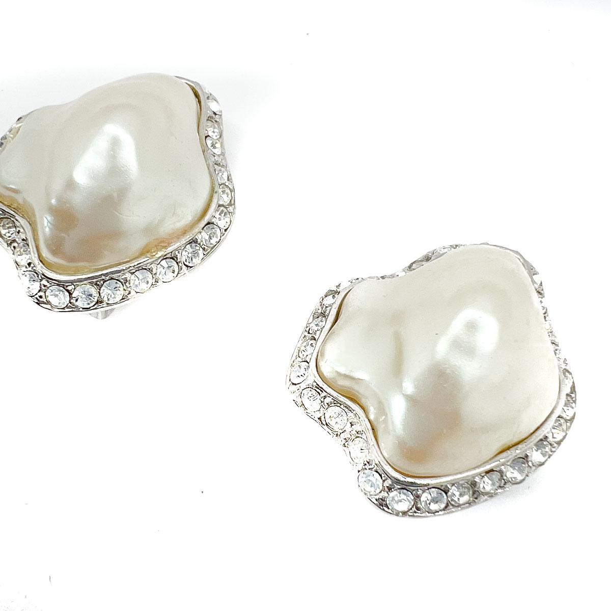 A pair of Vintage KJL Mabé Pearl Earrings. A perfect find that evoke timeless style and opulence.
KJL Kenneth Jay Lane. A master of costume jewellery and fabulous fakery since the 1960s Kenneth Jay Lane's talents are globally renowned, his pieces