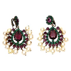 Pendientes de clip Kenneth Jay Lane vintage con perlas verdes y moradas colgantes