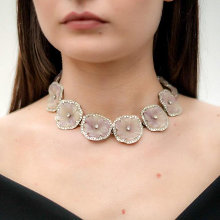 Un magnifique et délicat collier floral Vintage By KJL avec d'adorables pensées. La pensée symbolise l'amour ou l'admiration d'une personne pour une autre, le mot pensée venant du verbe français penser. Les panneaux de style pensée en résine moulée
