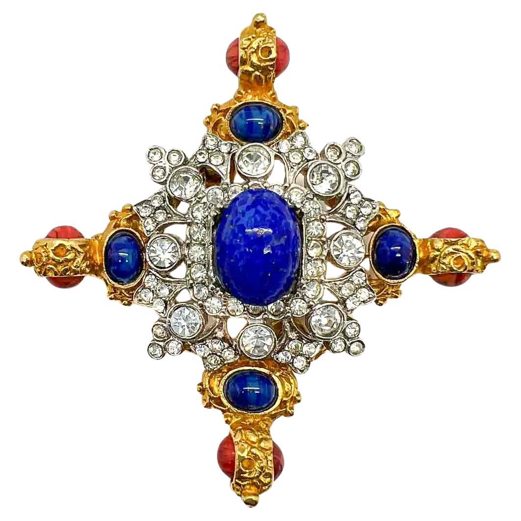Kenneth Jay Lane Broche fantaisie de forme croisée ornée de bijoux, années 1980 en vente